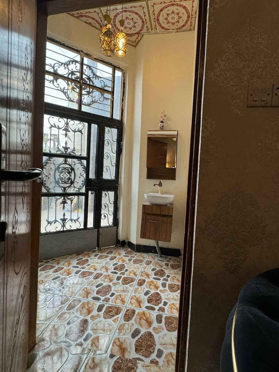 اسعد الله اوقاتكم بكل خير يتوفر دار سكن للبيع مساحه 200 متر طابقين يحتوي على 4 غرف منام ومطبخ وديوان وصاله وصحيات وكراج وحديقه طابو صرف زراعي سند 25 بسم عراقي البيت ع شارع تبليط بسعر مناسب جداً 125 وقابل لتفاوض الاتصال على الرقم ***********
