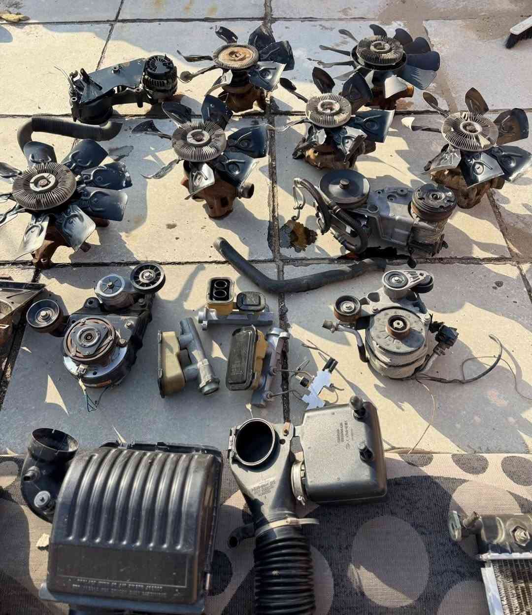 اخوان السلام عليكم عندي محركات مال جمسي هنه وكيورتهن كاملات وعندي غراض جمسي مثل ما موضح بلصور كاملات حته الضفاير والعقول وياهن 
***********
