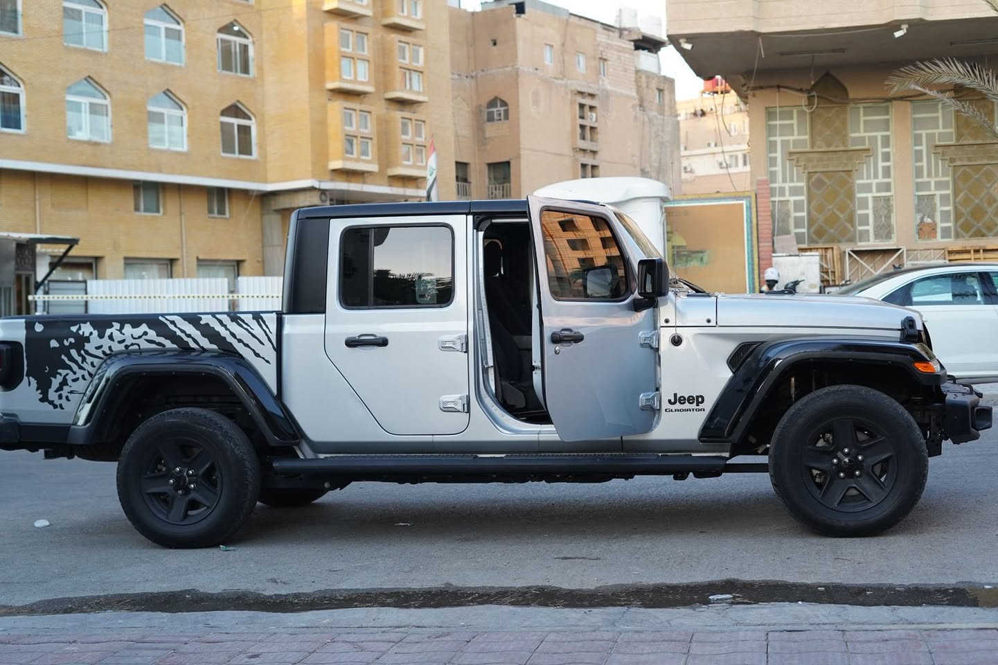 JEEP GLADIATOR
الموديل:2022
حجم المحرك:V6 3600
وارد امريكي حادثها فقط الدعامية الامامية بدون ايرباك وبدون دواخل 
رقم بغداد وتحويل مباشر 
السيارة جديدة بمعنى الكلمة 
السعر: 290 وبيها مجال
للاستفسار الاتصال على الرقم 
***********
