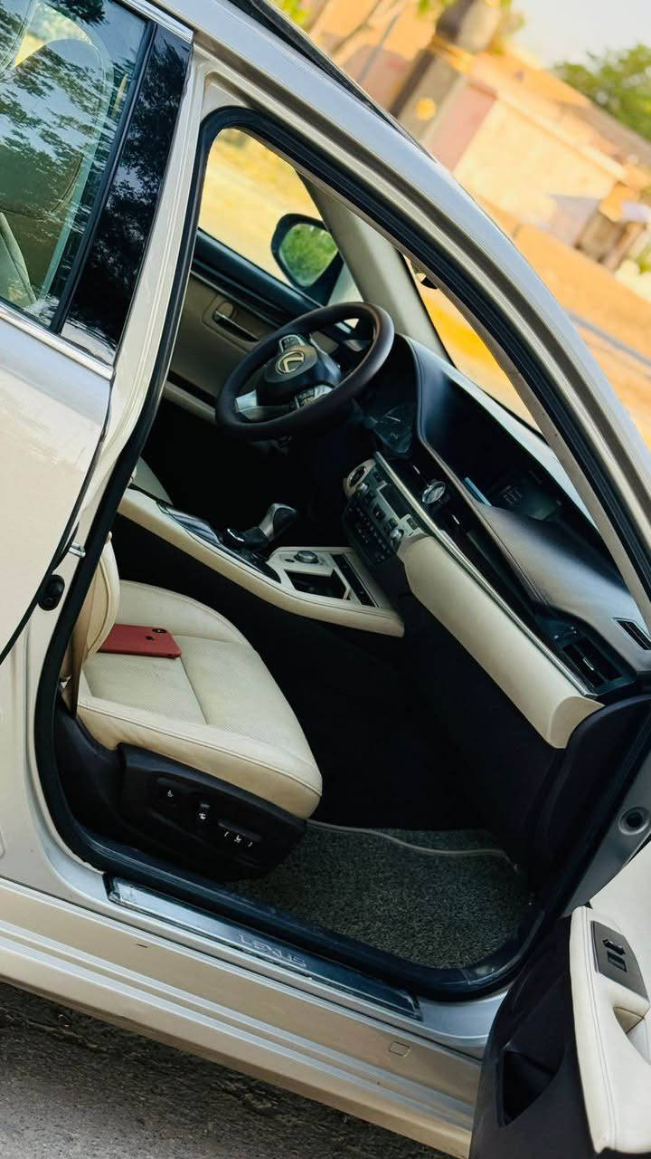� للبيع أو المراوس – لكزس ES 350 موديل 2017 🚗

سيارة فاخرة بحالة ممتازة جداً، تجمع بين الراحة، القوة، والأناقة، ومناسبة للاستخدام اليومي والسفر.

بدون ضرر بدون دواخل بدون ارباك فقط بيها كلير من امريكا 4 قطع فقط رش بدون معجون بدون تصليح نهائياً

✨ المواصفات والمميزات: فول مواصفات 1/1 بصمات متعددة حركية ولمس حتى التشغيل

🔹 محرك 3.5 لتر V6 اقتصادي وقوي، نفس محرك الأفالون.
🔹 ناقل حركة أوتوماتيك سلس.
🔹 أنظمة قيادة متعددة: Sport – Normal – Eco.
🔹 تشغيل بصمة ودخول ذكي بدون مفتاح.
🔹 مثبت سرعة.
🔹 شاشة كبيرة مع نظام ملاحة (GPS).
🔹 كاميرا خلفية وحساسات أمامية وخلفية.
🔹 فتحة سقف كهربائية.
🔹 نظام صوتي فاخر.

💺 الداخلية:

* دواخل لونين بيج وقرميدي.
* مقاعد جلد فاخرة كهربائية كاملة.
* ذاكرة للمقاعد.
* تدفئة وتبريد للمقاعد.
* خاصية المساج للمقاعد.
* تبريد وتدفئة أمامية وخلفية.
* ماوس للتحكم بالشاشة والأنظمة.

💡 التجهيزات الخاصة:

* جميع التجهيزات كهربائية.
* إضاءة داخلية تعمل باللمس والحركة بدون الحاجة للضغط على الأزرار.
* ويل كروم.
* كاميرا دوارة.

🛞 الحالة:

* تخم تايرات جديد.
* الصدر الأمامي والخلفي جديد.
* السيارة نظيفة جداً وجاهزة للاستخدام.

🛡️ أنظمة الأمان:

* وسائد هوائية متعددة.
* نظام ABS للفرامل.
* نظام الثبات الإلكتروني.
* جنوط ألمنيوم أصلية.
* أضواء LED أمامية ونهارية.

📞 للتواصل والاستفسار: [***********]

💰 السعر: [ 177 وبيها مجال]

مكاني ديالى بعقوبة بعقوبة, ديالى
