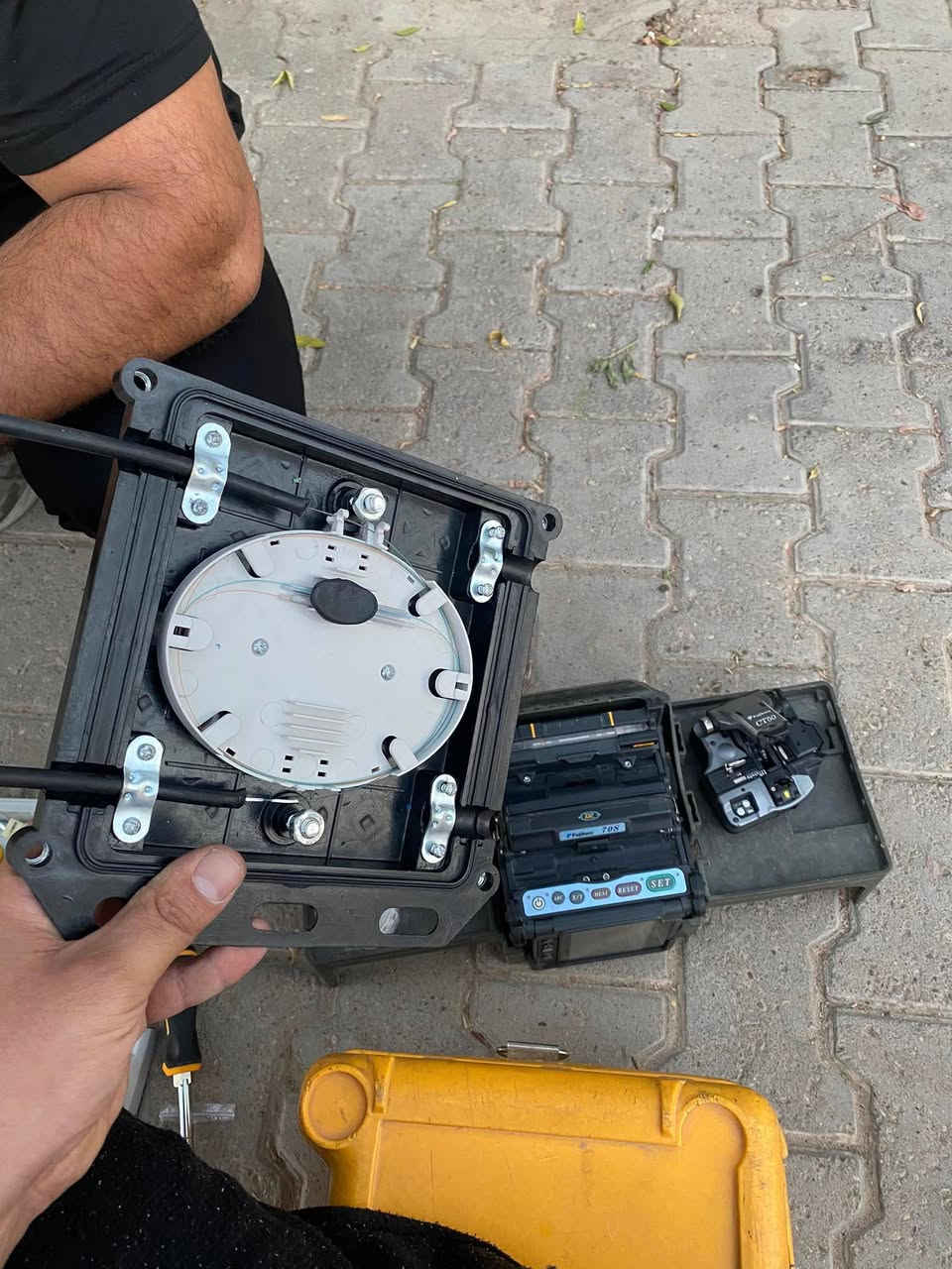 ​✅ لحام كابلات الفايبر: إصلاح القطوعات
✅ لحام كابلات الفايبر: إصلاح القطوع باستخدام أحدث أجهزة اللحام (Fusion Splicer).
✅ فحص وتقوية الإشارة: معالجة الفقد (Loss) لضمان استقرار البث والسرعة.
✅ تمديد الشبكات: للمنازل والمكاتب والمجمعات السكنية بتنظيم عالي.
✅ صيانة القطع: تشخيص دقيق للأعطال الفنية والتقنية.
​دقة في التنفيذ.. وسرعة في الإنجاز!
​📍 نصلك أينما كنت.
📞 للتواصل والاستفسار (اتصال أو واتساب):
***********
