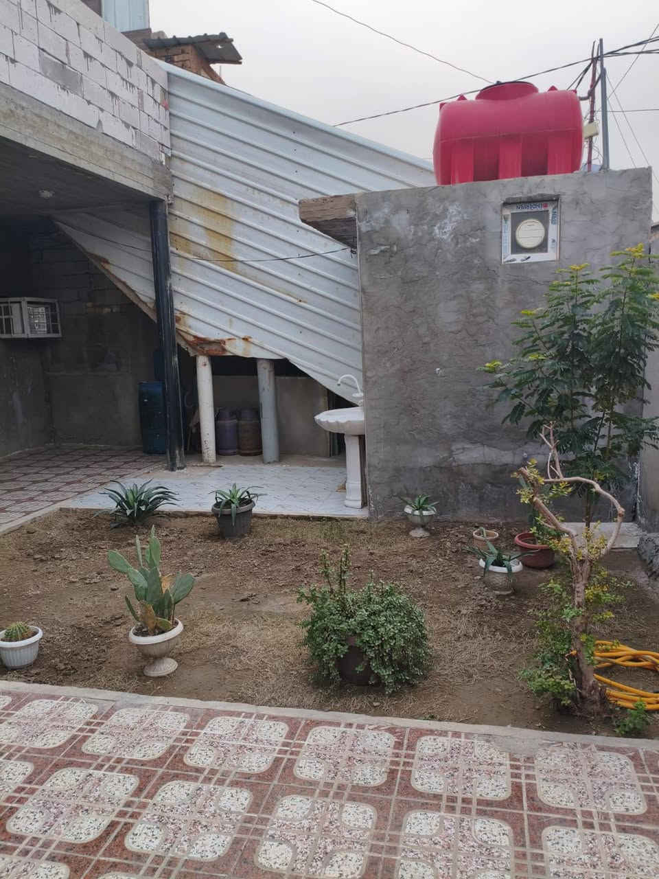 دار للبيع مساحه 200م طابقين الطابق الاول غرفه وصاله ومطبخ وهول وصحيات داخليه وخارجيه والسقف صب كونكريت والطابق الثاني غرفتين وصاله ومطبخ وصحيات وطارمه والسقف سندويج فقط طابق الثاني  ودرج خارج يعني مشتمل وخدمات مجاري وماء وكهرباء ومشمول بلتبليط سند25 باسم صاحب البيت الاستفسار على الرقم *********** العنوان حله شارع 80 طريق كربلاء قرب القبه الذهبيه يبعد عن الشارع 100م
