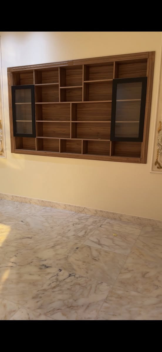 السلام عليكم بيت للبيع 250 م البناء 200 م بناء حديث فارغ من السكن تشطيب درجة اولى  الموقع حي العسكري ملك صرف طابو باسمي تحويل مباشر يتكون من غرفتين ومجمع صحيات وصاله ومطبخ واستقبال وحديقه وكراج طابق واحد السعر 365
***********
