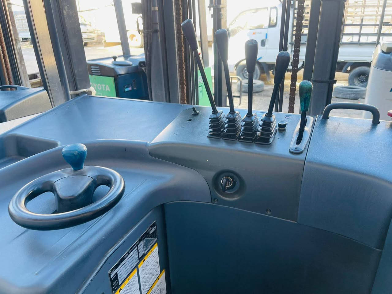 يتوفر لدينا رافعات شوكيه مخزنية شحن وارد يابان مختلف الاحجام للاستفسار ***********
