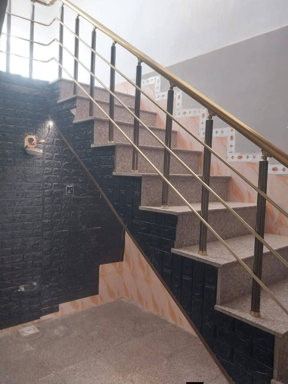 بيت للايجار المساحه 150متر يحتوي على غرفه نوم وكلدور وصاله ومطبخ ومجمع صحيات وكراج سياره العنوان📍 شارع ٨٠مال كربلاء حي الاساتذه خلف شئوون العشائر للاستفسار اكثر الاتصال على الرقم التالي 👇📞 
***********
