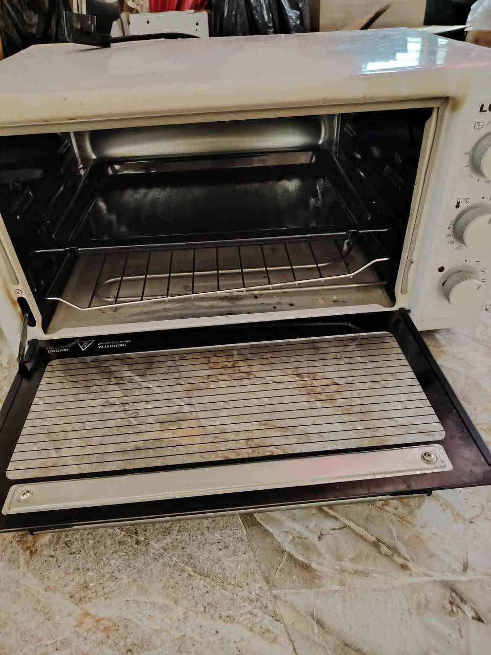 غراض منزل للبيع ..  ممستعملات هواي اخو الجديد.  الي يريد يتصل ع رقم ***********
