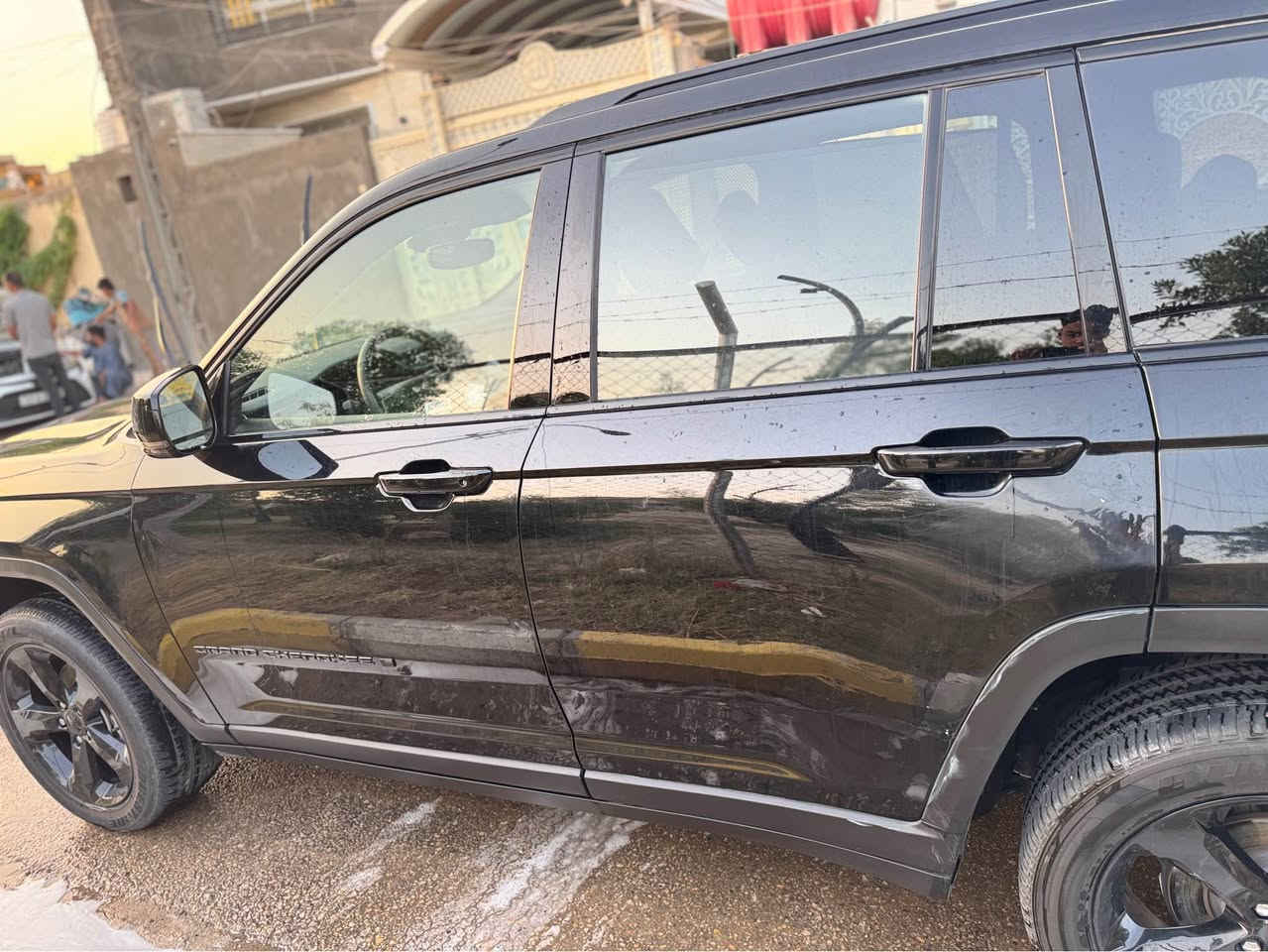 جيب فئة بلاك توب الشكل الجديد
موديل 2023
حجم المحرك V6 3.6L 
مااشيه 37
رقم بغداد 
مفتاح التشغيل بصمة 
تشغيل عن بعد 
قماره حديد
فتح الصندوق كهرباء 
 دفع رباعي 4WD
اريل نفكيتر 
رادار 
مانع تصادم
 تحديد المسار
نظام الرؤية الليلية
رادار امامي
حساسات خلفية 
لايت زينون + LED 
بك لايت LED 
ويل كب 20
4 دسك
حساسات ضغط الاطارات 
اشارة في المرايا الجانبية 
النقطة العمياء
كير ماوس 
هاند بريك كهرباء 
شاشة Apple Car play 
كاميرا دوارة 
ناره الداخلية LED 
مقود جلد  ومخمل 
شفتات مقود 
مثبت السرعة Cruise 
المودات والاوامر الصوتية 
شاحن هاتف Wireless 
مخرج منفذ الطاقة 
فحص نظام السيارة 
تتسع المقصورة ل 5 ركاب
المقعدالامامية كهرباء 
تدفئة المقاعد
قطعتين تبريد 
نظام مانع الانزلاق  
حاملات الأكواب 
تدفئه بالستيرن
اشاير بالمرايات 
رقم بغداد
السعر 280وبيه مجال
مكان السيارة ناصريه المركز
صور الحادث مرفقه بالمنشور تبديل مدكر فقط وشويه صبغ بالقرب من قبق البانزين

***********
