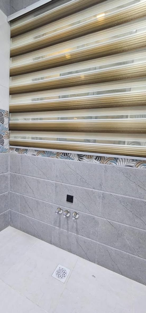 🏡 دار للبيع – موقع مميز جداً
📍 الرمادي – شارع 40 خلف عمارة القند / ضمن مجمع الخيّام السكني

المساحة الكلية: 230 م².

جنس العقار: طابو زراعي سند 25 فسفوري – تحويل مباشر.

نوع البناء: طابوق.

شارع 8 متر تبليط.

جميع الخدمات متوفرة: ماء – كهرباء – تبليط.

🔹 تفاصيل الدار:

3 غرف نوم

صالة واسعة

استقبال

مطبخ

كراج

مجموعة صحيات داخلية وخارجية

✨ مميزات إضافية:

نظام سبالت

نظام كاميرات مراقبة

نظام إنترنت

بوستر ماء

نظام غاز خارجيللاستفسار أكثر زيارة مكتبنا مكتب العبد 
شارع 40 مجاور مرطبات ادريم 
أو الاتصال...***********

💰 السعر: 160 مليون دينار – قابل للتفاوض.

للاستفسار أكثر زيارة مكتبنا مكتب العبد 
شارع 40 مجاور مرطبات ادريم 
أو الاتصال...***********
