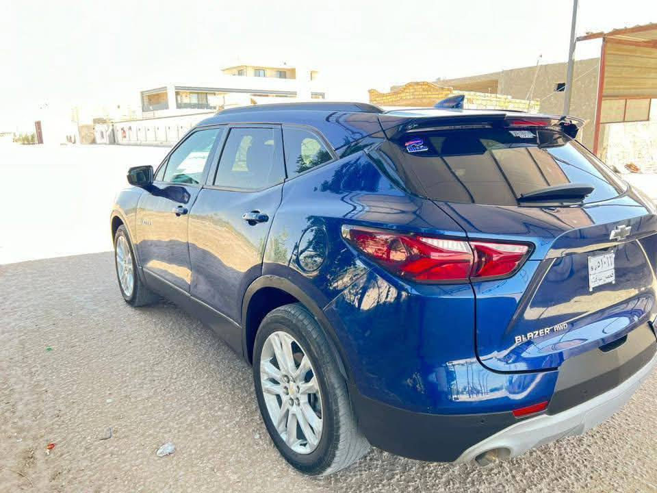 شوفر ليت بلايزر 22 LT3
6 سلندر 
4 ويل 
5 كامرات من كل الجوانب 
فول مواصفات عدى البانروما 
ضرر جانبي باب السائق والخلفها 
بدون ارباك كلهن سليمات 
السعر210$ بيه مجال 
***********
***********
