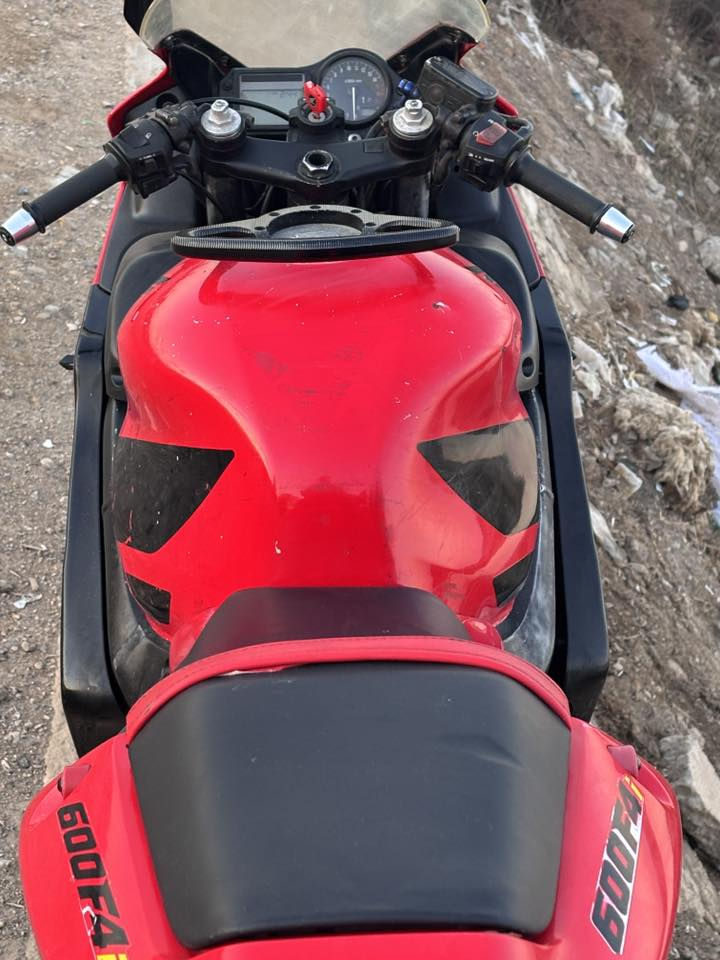 سلام عليكم حبايب 

HONDA -f4i - 2004 للبيع 
أوراقها منفيز مكاتبة فقط 
الدراجة مكينتها مجفتة جديد فقط  (ما مكصوصة كرنك) 
ناعمة كلش 
الدراجة شوفت عينك كفراتها يحتاجلها ترتيب 
وصار طك بالضفيرة قوي ( يعني تبدل ضفيرة   )
عقل سكيورتي شغال شاصي مكفول (الدشبول -مجامع -كتفات -ملف - الكهربائيات البقية كلها شغالة ) أبيع ع هذا الوضع 
مكاني واسط صويرة 
السعر 14 و بيها مجال 
أتصل  أو وأتساب  
***********
