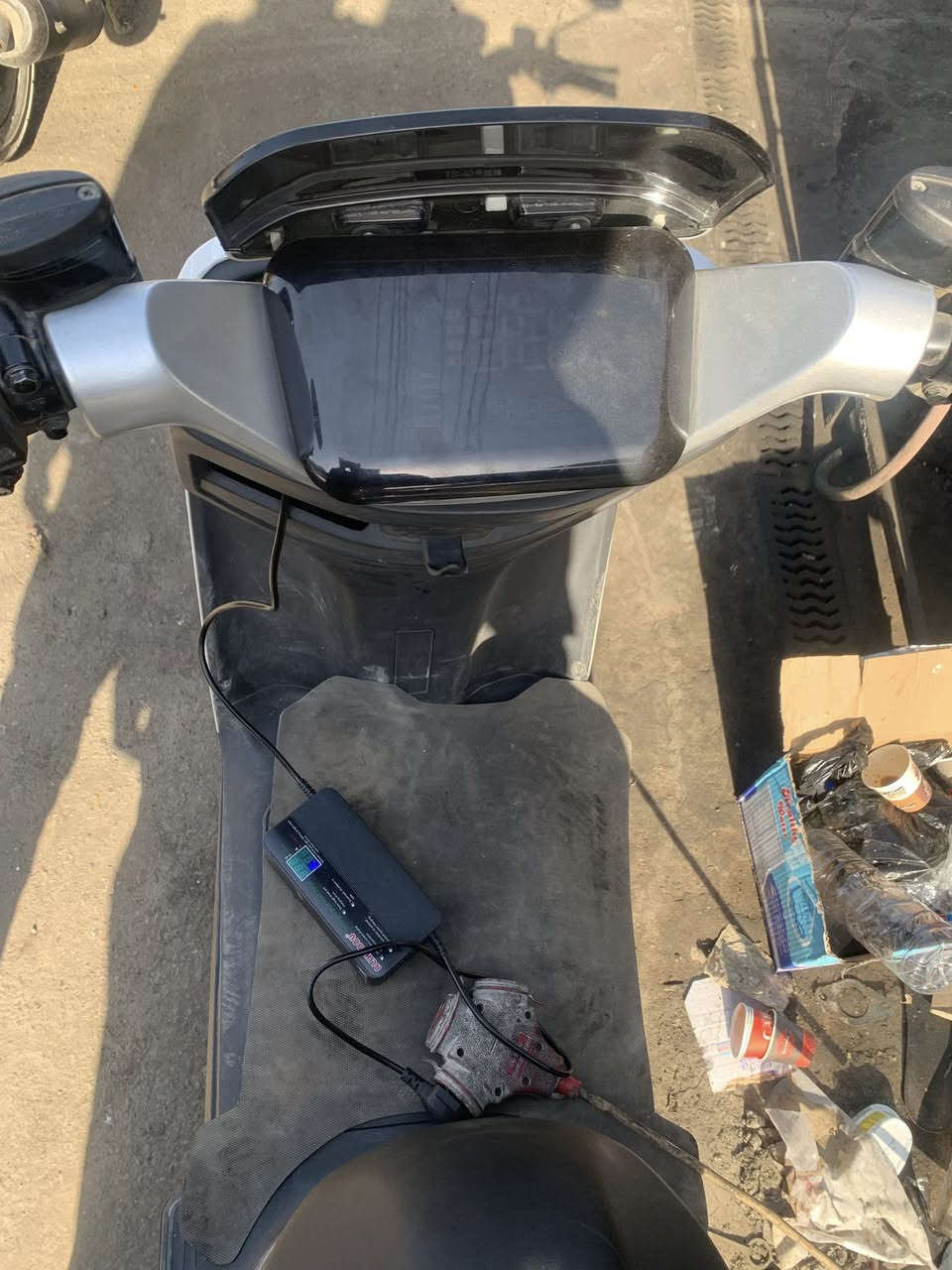 سلام عليكم دراجه شحن ماشيه 1000 السرعه70 شاحنتين وسويجن وبصمه وحده السعر 700 مكاني شارع فلسطين ***********
