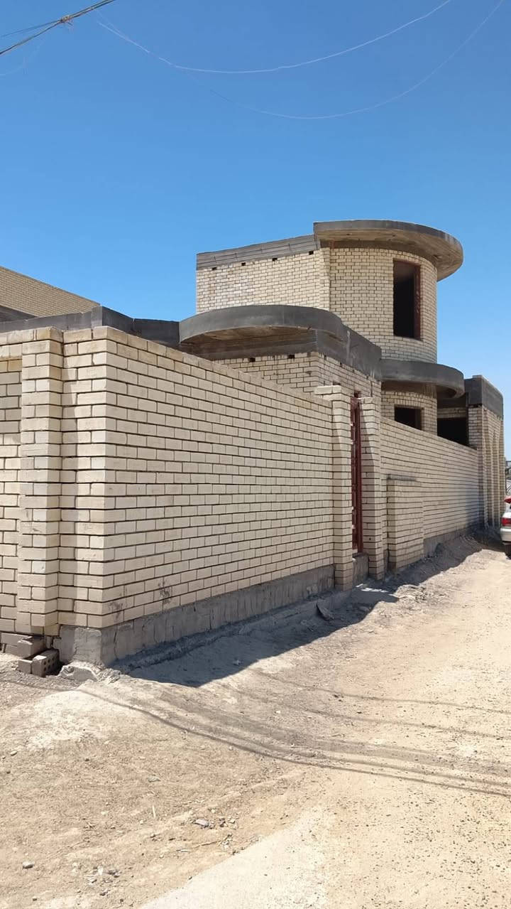 السلام عليكم بيت للبيع مكان حي الصدرين شارع ٣٠ البيت ركن  رقم مساحه 400متر  البناء بيه ٣ غرف وحده ٦ في ٥  اسويت والبقيه ٥ في ٥ كبار وبيه صاله طول  ١١ متر عرض ٤ونص ديوانيه طول متر ١٢ عرض ٤ونص متر مطبخ حار وبارد طول ٦في ٦ عرض الحار ٢في ٢ مجمع صحيات داخليه كراج ٩امتار باغي علمن البيت كامل مجاري او ماي او لباخه اي ستفسار اتصال عل رقم ***********

