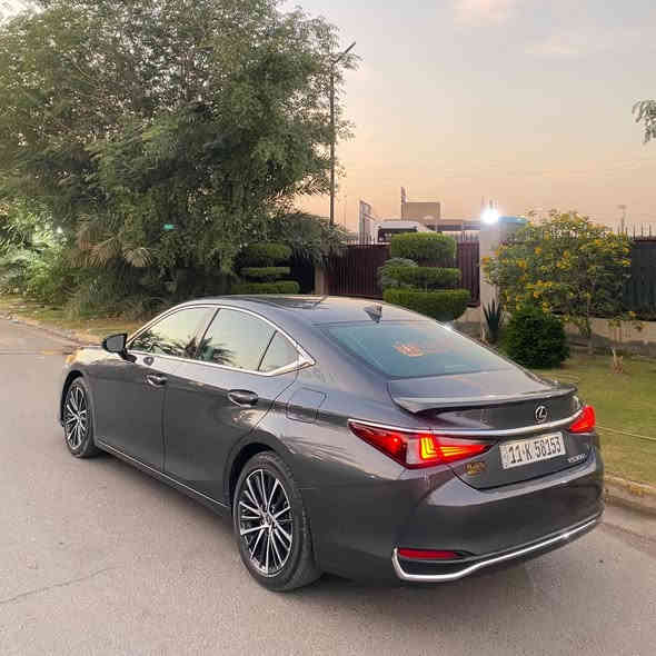 🚗 للبيع: Lexus ES Luxury 2023
✨ بحالة ممتازة – فخامة وهدوء ونعومة بالقيادة
💎 الموديل 2023 

🔹 وارد / فل أوبشن
🔹 داخلية جلد فخم – – نظام صوتي ممتاز
🔹 بصمة / تبريد وتسخين مقاعد / كاميره خلفيه/ برده خلفيه شاشه كبيره/ وبعد هوايه مواصفات
🔹 ماشية15,000 كيلو بعدها زيرو
🔹يرباك راجع سستم وكاله 
🔹صبغ جوملغ وبنيد فقط
🔹صور الحادث بالمنشور 
السعر : $28,500 
📞 للتواصل: 
***********
📍 الموقع: – حي الجامعة
او زيارة موقع شركة الناجح العالميه بغداد حي الجامعه نفق الشرطه مقابيل مختبر الرازي
