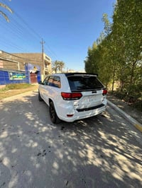 جيب شيروكي لمتد ٢٠١٨ ابيض بلاك توب مواصفاته معروفة سلايد  فور ويل  شاش...