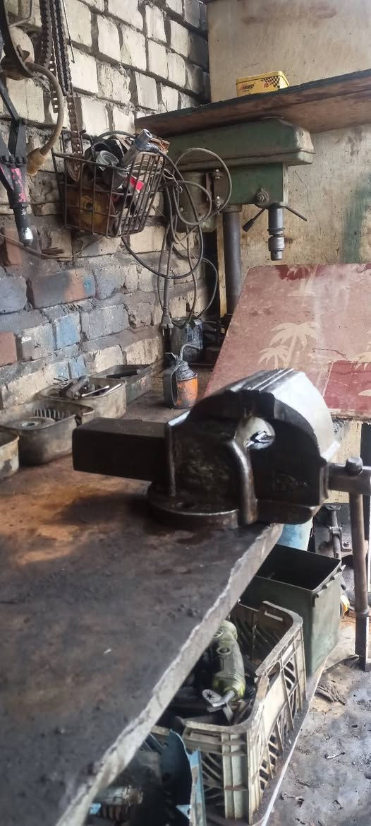 سلام عليكم منكنه حديد نكليزيه قديمه حجم كبير
تفتح 20سانتيم 
عرض فج 13 سانتيم 
*********** بي واتساب
