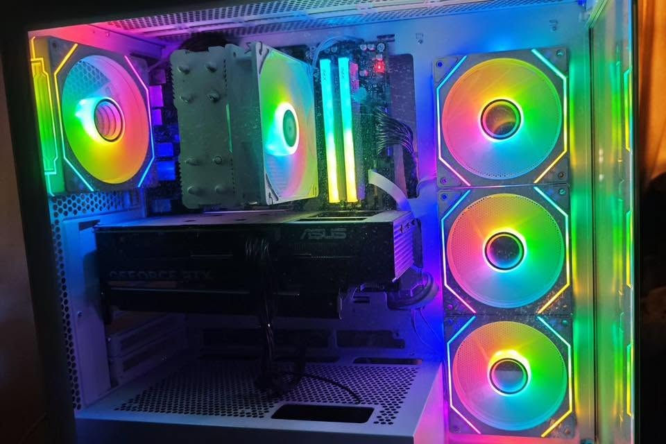 ملاحظة : ابيع بس كامل
Ryzen 7 7700
RTX 5060 8GB asus prime 3 fan
GIGABYTE B850 D3HP
assassin x 120 white
XPG 32gb DDR5 6000mhz white
Case Sama V01 
SSD M.2 1t WD gen4 
FSP Hydro Pronze 600w

شاشة :
AOC 24GE 180Hz 0.5ms

يوبي آس :
Falcon UPS 1Kv

كيبورد مغناطيسي :
Attack shark X86 HE

ماوس خاص بالألعاب التنافسية :
Logitech G502 X 

ماوس باد أبيض ستايل ياباني ضد الماء و الأتربة

السعر مليونين ونص

مكاني بغداد وهذا رقمي :
***********

و موجود التواصل على الخاص.
