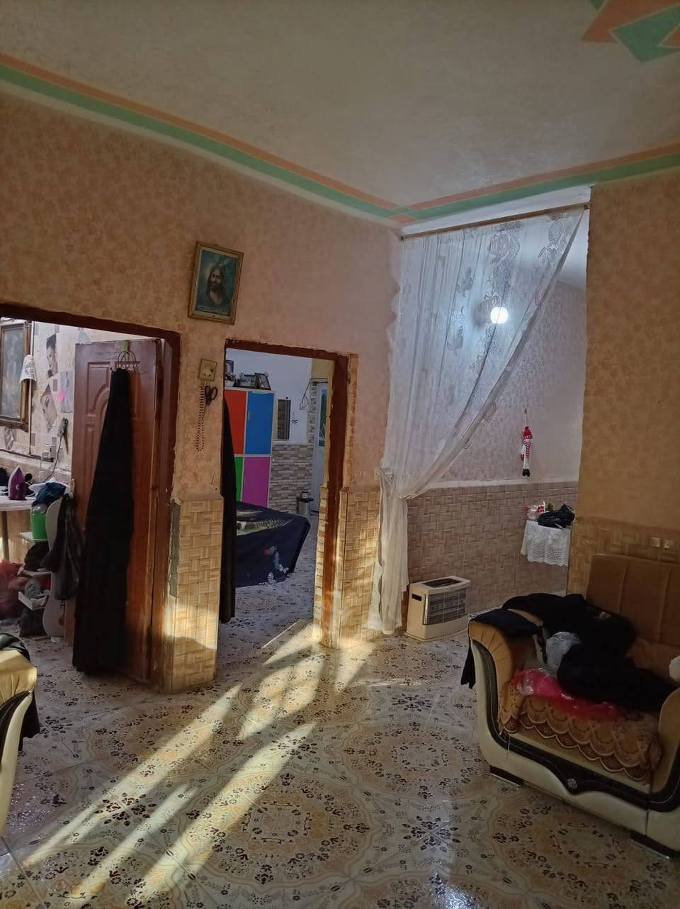 مشتمل للبيع مساحته 150 واجهيه 10 والنزال 15 يتكون من غرفه وصاله ومطبخ واستقبال السقف صب مسلح في حي الحكيم بنزله ماركت علي الامير مو اول فرع ثاني يبعد عن الصب 20 متر يتكون من ماي ومجاري وكهرباء السعر مناسب الاتصال على الرقم ***********

