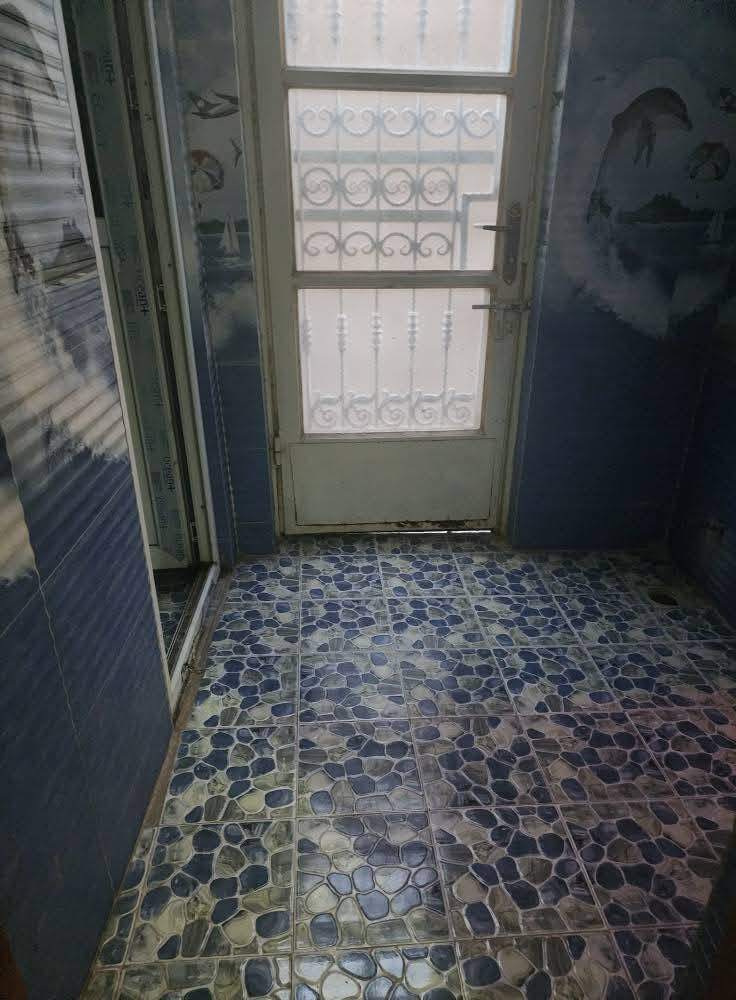 دار للبيع بناء حديث مساحة ٤٠٠متر غرفتين نوم ومطبخ حار وبارد وهول وكيليدور واستقبال ومجمع صحيات وحدائق ٢ مساحة بيت واسعةو منور على عرض البيت ونخل عدد ٣ مكتوم وبرحي وأشجار 

الموقع 
السياحي قرية الحصين_طريق الحمزه 
تم تنزيل السعر إلى ٩٥ ملوين وبي مجال بسيط 
للإستفسار 
***********
