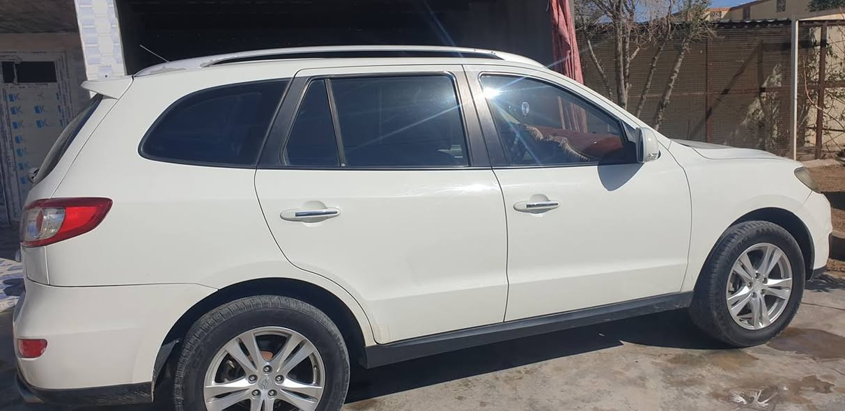 سلام عليكم عندي سيارة للبيع سنتافي (موديل ١١)٦سلندر سيارة ماشي ٢٠٠كم للتصال على رقم ***********
