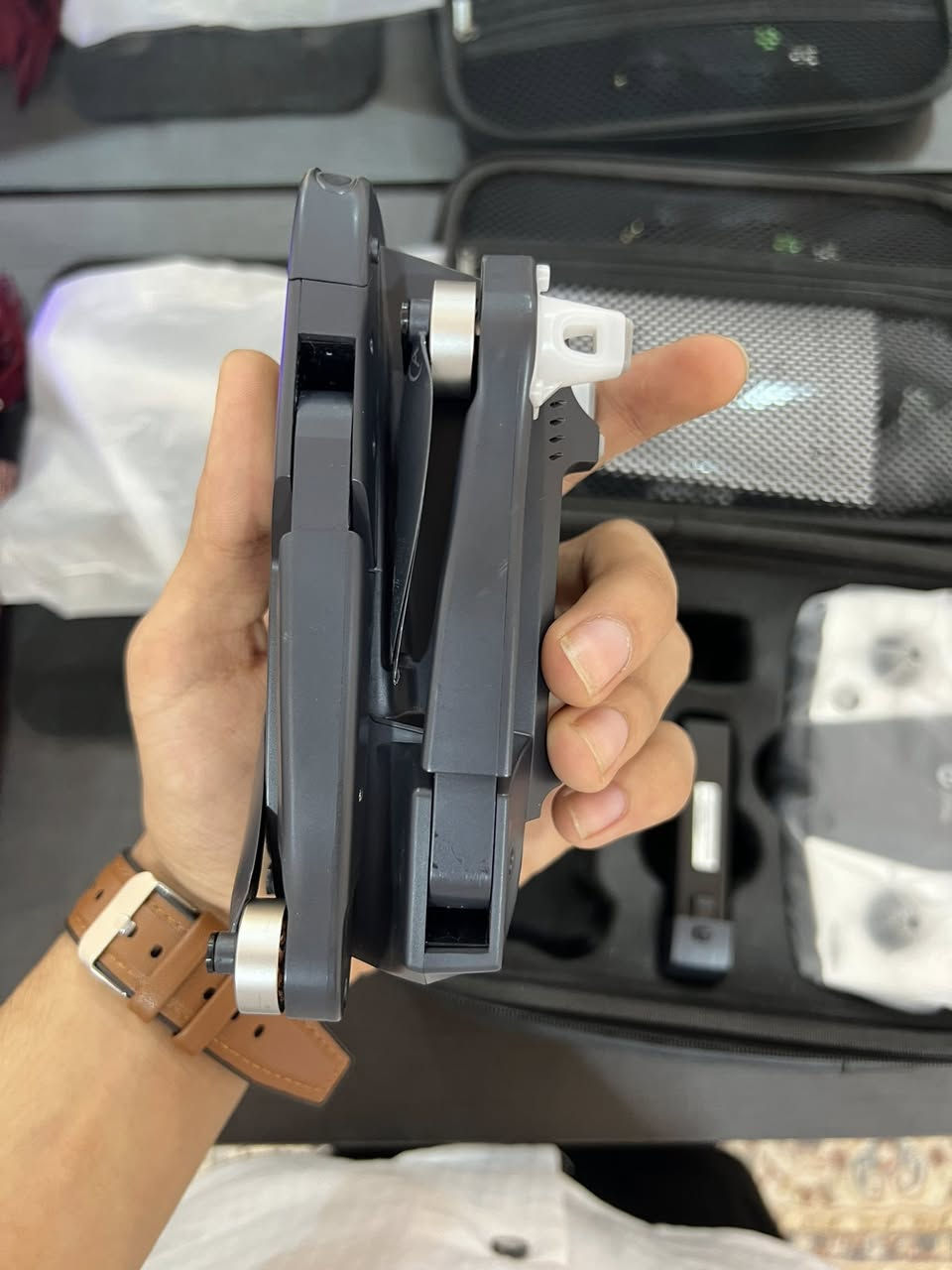 سلام عليكم
درون HS175 D كامل ملحقات بطاريات 2 بس وحده مستخدمه الثانيه ممستخدمه شواحن 2 كذلك بس وحده مستخدمه ريش احتياط ممستخدمات كامله مكمله وشرط الفحص تجي تطيرها وتشوف الكاميرا, مكاني بغداد والسعر 150 وبي مجال


**إذا كنت صاحب هذا الإعلان وتريد حذفه لأي سبب، رجاءا أرسل رسالة إلى الدعم الفني**