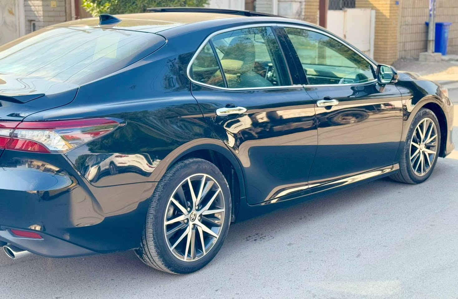 السلام عليكم.
سياره للبيع نوع تيوتا ( كامري وارد امريكي بانزين ).
لون اسود.
رقم بغداد دولي ، باسمي.
موديل( 2024 ).
ماشيه ( 19 الف كيلو متر ).
الضرر ( بنيد + جاملغ يمنى ).( وباقي السياره مكفوله ).
السعر ( 205$ وبيهه مجال ).

مواصفات السياره كالاتي : فئه (XLE) ، فول مواصفات 1/1.

1- بانوراما .
2- بصمه .
3- هند بريك بصمه .
4- محرك 4 سلندر ( 2500 ).
5- كراسي الاماميه عدد (2) كهرباء .
6- كراسي الاماميه عدد (2) تدفئه .
7- كراسي جلد .
8- قطعتين تبريد .
9- شاشه جبيره نفكيشن + كامره خلفيه.
10- شاحن واير ليس .
11- اوتو هولد + مود درايف(ECO ، NORMAL ،SPORT).
12- لد امامي + لد خلفي + لايت زينون عالي ، ناصي.
13- تحكمات ستيرن فول .
14- رادارات.

عنوان السيارة ( بغداد - الكرخ ).
للاستفسار اكثر الاتصال على الرقم ( ‭0771 342 9043‬ ).
تحياتي للجميع …
