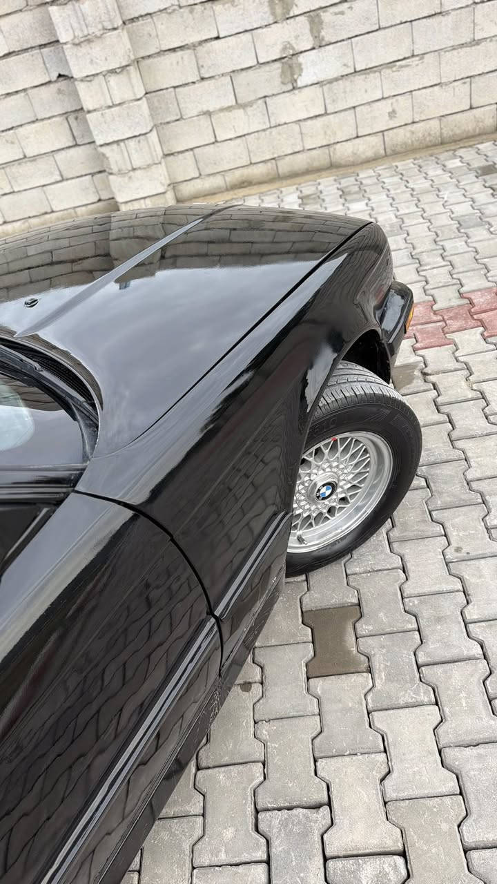 السلام عليكم للبيعBMW!525موديل1991رقم كركوك دولي سنويه لحد29سياره كير مكينه شرط  سلايت بجم عريض لايت زنون  تخم تاير وصدر جديد تبريد ثلج حار بارد بدون حادث مكفول من الحادث فقط رش جماليه داخل جلد غرفته جديده كهربايته كله بلاد وشغاله سنتر لوك سياره بعد احلا من الصور السعر65بي مجال مراوس حسب القناعه رقم التلفون***********  مكان السياره صلاح الدين
