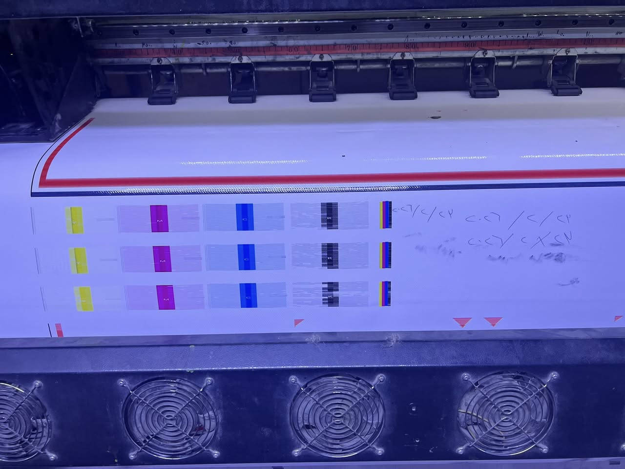 طابعة كونيكا للبيع
KM 512 42 pl 
الطابعة شغالة وتطبع لكن يحتاجلهة بعض الترتيبات بالكالبريشن والاعدادات 
٨ هيد رابط ٤ عليهة و٤ فاصلهن عنهة لكن شغالات منظفات 
صوندات جديدة 
ماطورات حبر وهواء جديدة 
فالفات جديدة 
يحتاجلهة فقط طوافتين مال حبر 
الطابعة شغالة وتطبع 
والتيست موضح بالصور مع التاريخ
مكان الطابعة شارع السعدون 
الاتصال ***********
