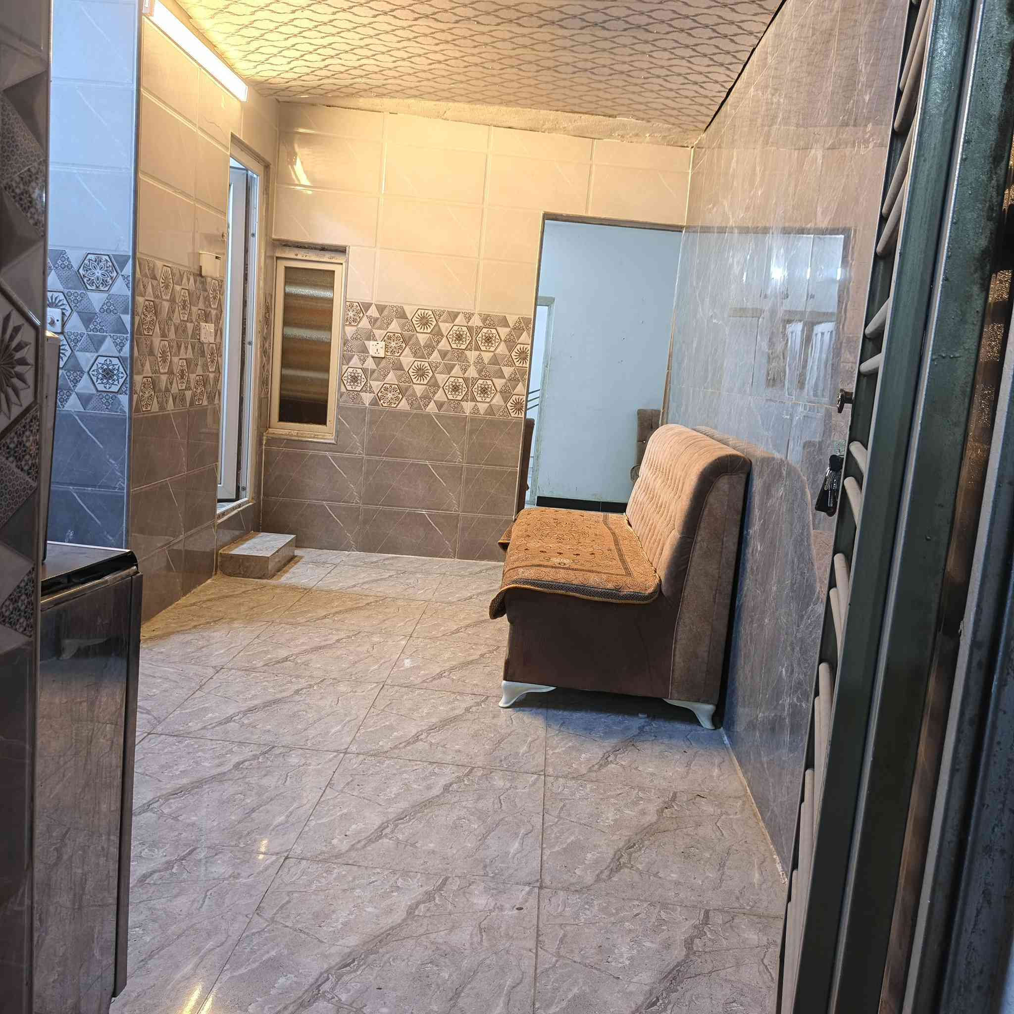 سلام عليكم شقه عدد غرفه وحده + وخدماته اموضح كلشي بلصور شقه بيه كيزر بيه خط مولد شقه كامله بس تجي بس تكعد + دوره شارع 60 سعره 400 +هاد رقمي ***********
