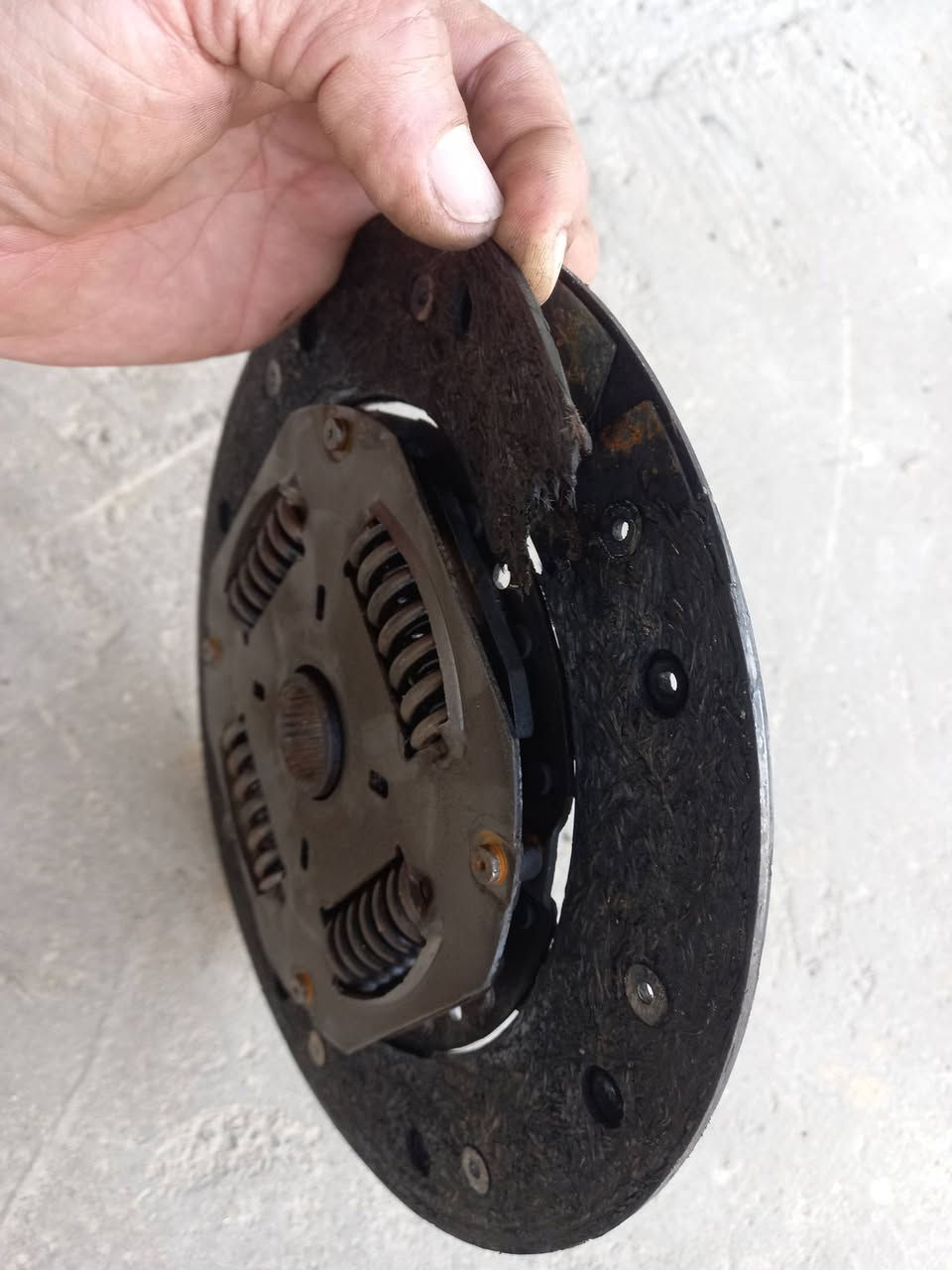 السلام عليكم متابعينا الكرام
سيارة نوع جيتا موديل 2019 كير عادي جابوها للكراج بكرين ماتمشي نهائيا بعد الفحص تبين إن مجموعة الكلج منتهي تم صيانتها وتبديل كلج كامل كصة نضيف جدا عراق توربو طريق المطار قرب جسر المعارض هاتف ***********
