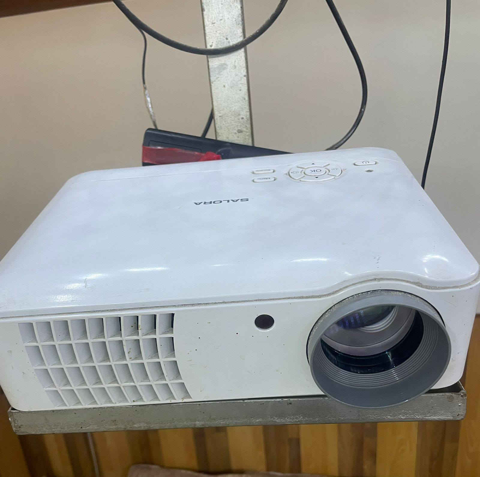 داتاشویێ (Epson) یێ فوول کوالێتی ،
​هەکە ل دویف کوالیتەکا بلند و وێنەیەکێ روون بگەری، ئەڤ داتاشویە باشترین هەلبژارتنە بۆتە:
✅ تەماشەکرنا یاریێن تەپاپێ (Football) ب شاشەکا مەزن.
✅ دروستکرنا سینەمایەکا بچووک ل مال بۆ فیلم و زنجیران.
✅ گۆتارا وانەیان ل قوتابخانە و پەیمانگەهان.
​🔹 تایبەتمەندیێن سەرەکی:
​مارکە و مۆدێل: Epson EB-S03 (ژ مارکێن هەرە بێ کێشە ل جیهانێ).
​کوالیتێ وێنەی: ب تەکنەلۆژیا 3LCD کار دکەت، کو ڕەنگان زۆر سروشتی و گەش نیشان ددەت.
​روناهی (Brightness): ٢٧٠٠ لۆمنز، کو وێنەیەکێ روون ددەتە تە تەنانەت ئەگەر ژوور کێمەک رووناهی ژی لێ بیت.
​پۆرت و پەیوەندی:
​پۆرتا HDMI (بۆ پەیوەندیکردن ب لاپتۆپ، پلەیستەیشن، یان ریسێڤەری).
​پۆرتا USB و VGA.
​کێش و قەبارە: یێ سڤکە و ب ساناهی دهێتە گۆهاستن.
​🔹 حالەتێ ئامێری:
​ئامێر گەلەک یێ پاقژە و چ کێشە لێ نینن (وەک د وێنەیان دا دیار).
​وێنە و رەنگێن وی زۆر د جێگیرن.
ژبوو پتر پێزانینا تلەفونێ بوڤێ ژمارێ بکەن : *********** ڤایبەر واتس اب دهوك, العراق
