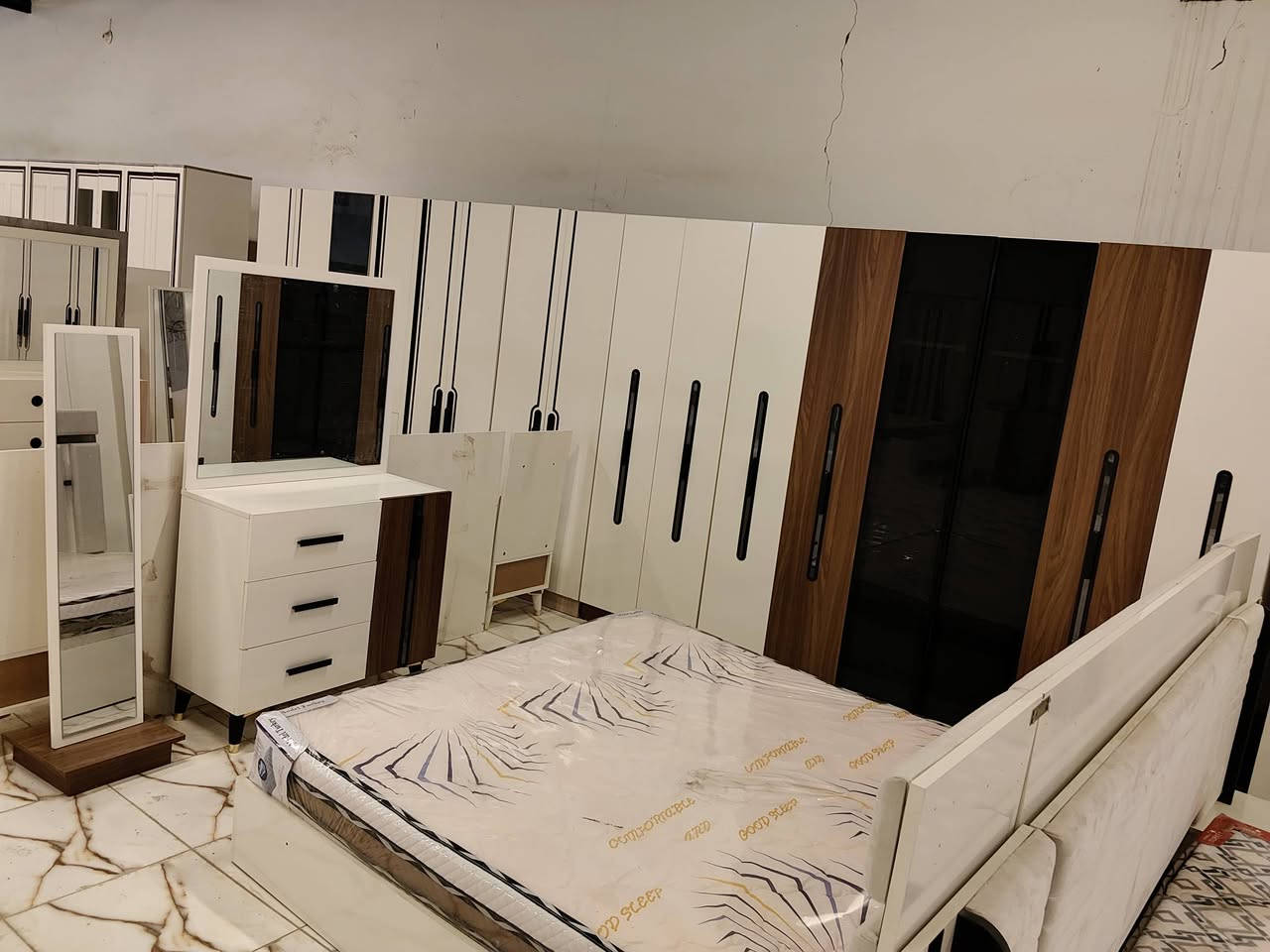 7 قطع كنتور ملحق اناره براكيت بالسرير سرير مخزن متوفره الان في معرض الشركه الكائن طريق رفاعي نصر مجاور جامعة اوما الاهليه للاستفسار اكثر يرجى الاتصال على الارقام التاليه 
***********
*********** واتس فايبر تلگرام 
البيع بطريقة النقد والاقساط 
الشد والنقل داخل محافظة ذي قار مجانا
