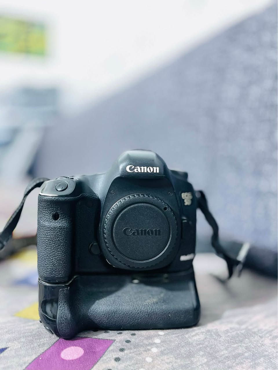 كامره كانون دي فايف مارك ثري. D5lll
 مع عدسه كانون اصدار ثاني دبل 70/200
ملحقاتها كرب حزام رام ثلاث بطاريات 
مكاني النجف 
السعر خاص تفضل او تراسل واتساب 
*********** Singapore
