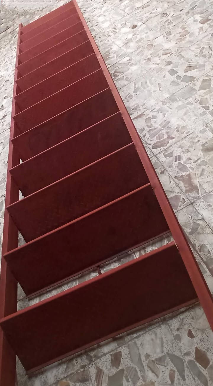 درج للبيع طوله أكثر من ٤ متر ونص..حديد الثقيل چنل قوي جداً  وعملي مو حديد بوري شخاط عرض الدرج كلي متر عرض البايه ٩٠سم
سعره ٢٥٠ وبيه مجال.للاتصال
*********** وموجود واتساب
