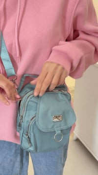 👜✨ جنطة يومية عملية وأنيقة تناسب كل طلعاتك ✨ ✔️ خامة نايلون قوية ومقاو...