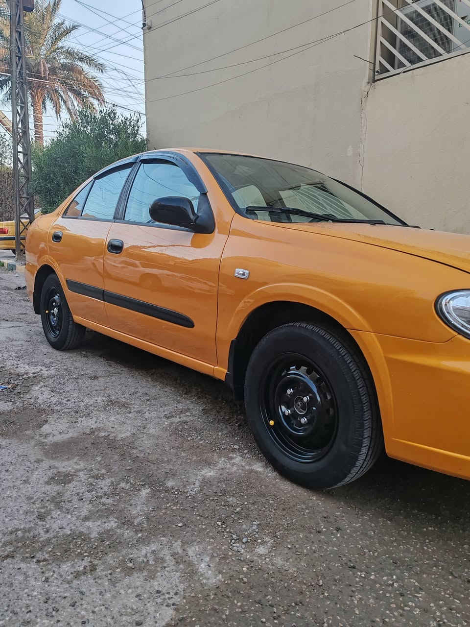 سلام عليكم للبيع سني 2011 شركه عامه امحور اوتماتيك قبق اسود ياباني كير ومحرك بلجيس صدر جديد تايرات جديد غرفتها جديده تبريد ثلج والسياره احلى من الصور السعر 88 مكان السياره بغداد حي الاعلام شارع البداله ممتواجد ع الفيس  رقمي ***********
