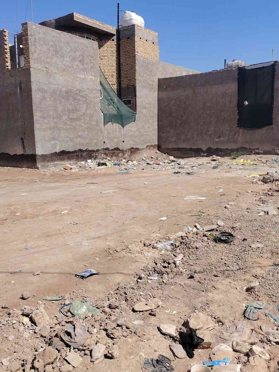 قطعه للبيع ١٠٠ م ابعادها ١٠ واجهه ونزال ١٠ شارع الرئيسي لمدرسه المستقبل تبعد قطعتين عن الشارع العام السعر ٢٥ رقم هاتف ***********
