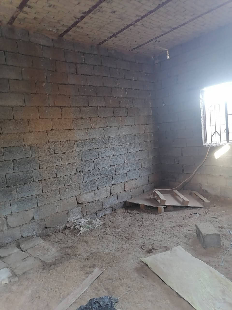 بيت هيكل بحي شهداء مساحته 200متر مبني بيه غرفتين وصاله  
بعده مكامل سعره 13مليون 

تصال عل هاذا الرقم***********
