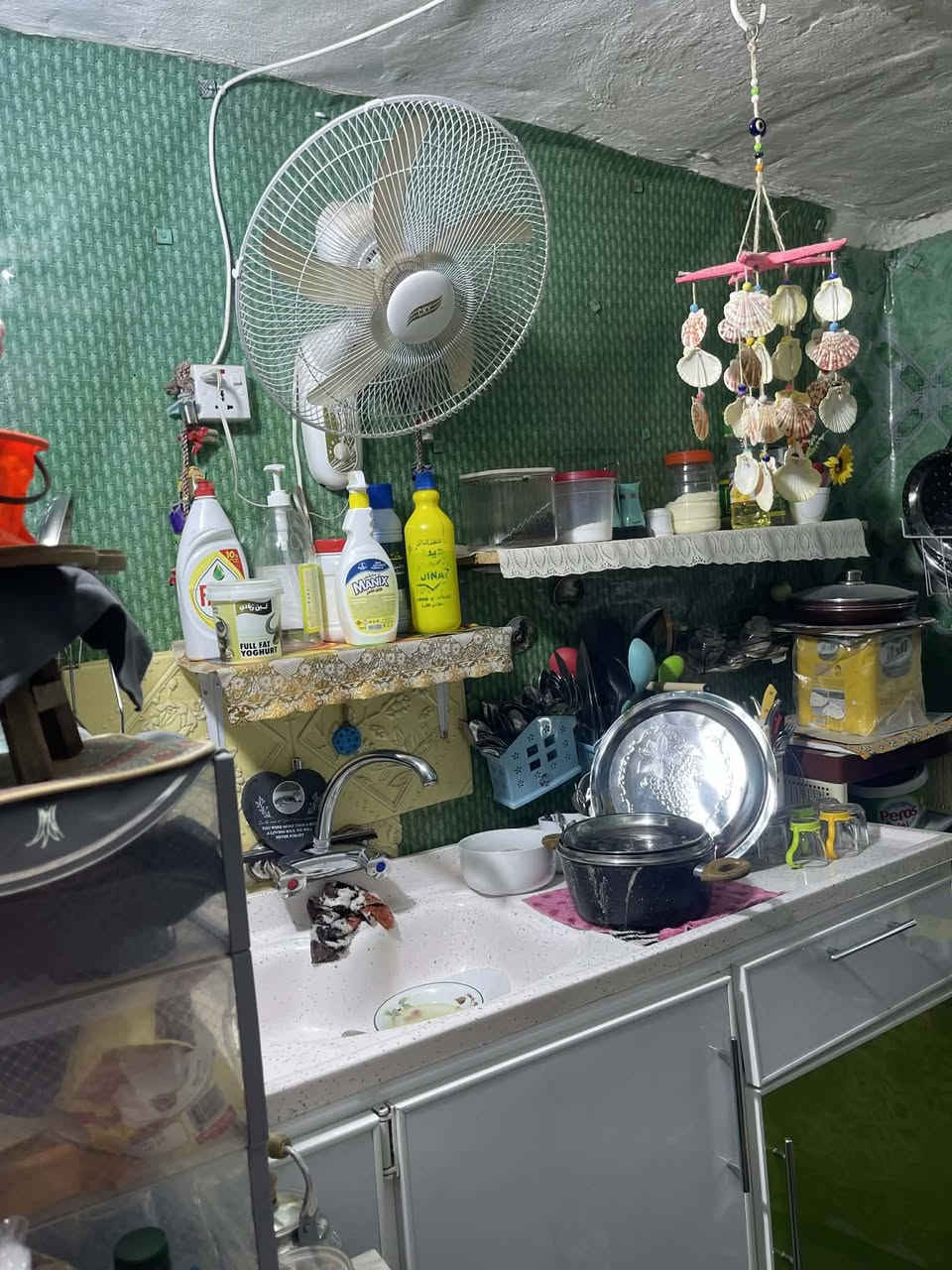 السلام عليكم بيت للبيع ،مساحه ٨٤. متر طابقين يتكون الطابق الجوه من ٣ غرف ومطبخ وصحيات والطابق الفوك ٢ غرف كبار وبيتونه ،،بناء جديد الطابق الفوك،،،العنوان شارع ١٣ مقابل بيت عبد الخالق مجاور كرزات الجود ،،الاستفسار ع رقم ،،***********.    ,***********.
