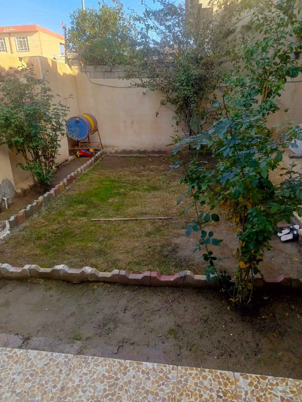 السلام عليكم
دار معروض للبيع
في حي الربيع قرب المستوصف
مساحة الدار 275 متر 
سند سهم 
يتكون غرفتين نوم وهول واستقبال 
⬇️⬇️⬇️⬇️
السعر اتصل على الرقم ***********
