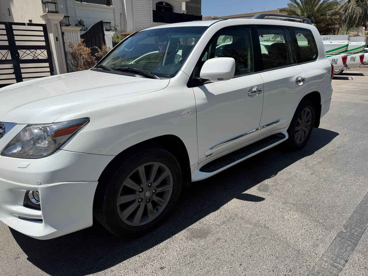 للبيع لكزز Lx5700 موديل 2011سيارة بيه صبغ الجاملغ الامامي الايسر  وشويه بجاملغ الخلفي الايمن  وسونار موجود مع الصور سيارة جكات اربع كامرات جنطة كهرباء تدفئة تبريد بلكشنات دفدي قمارة رادار مكينه 8سلندر  السيارة نظيفة وكامله مابيه نقص رقم بغداد بأسمي مكاني بغداد الكرخ  السعر 31500$  وبيه مجال 
*********** بغداد, العراق
