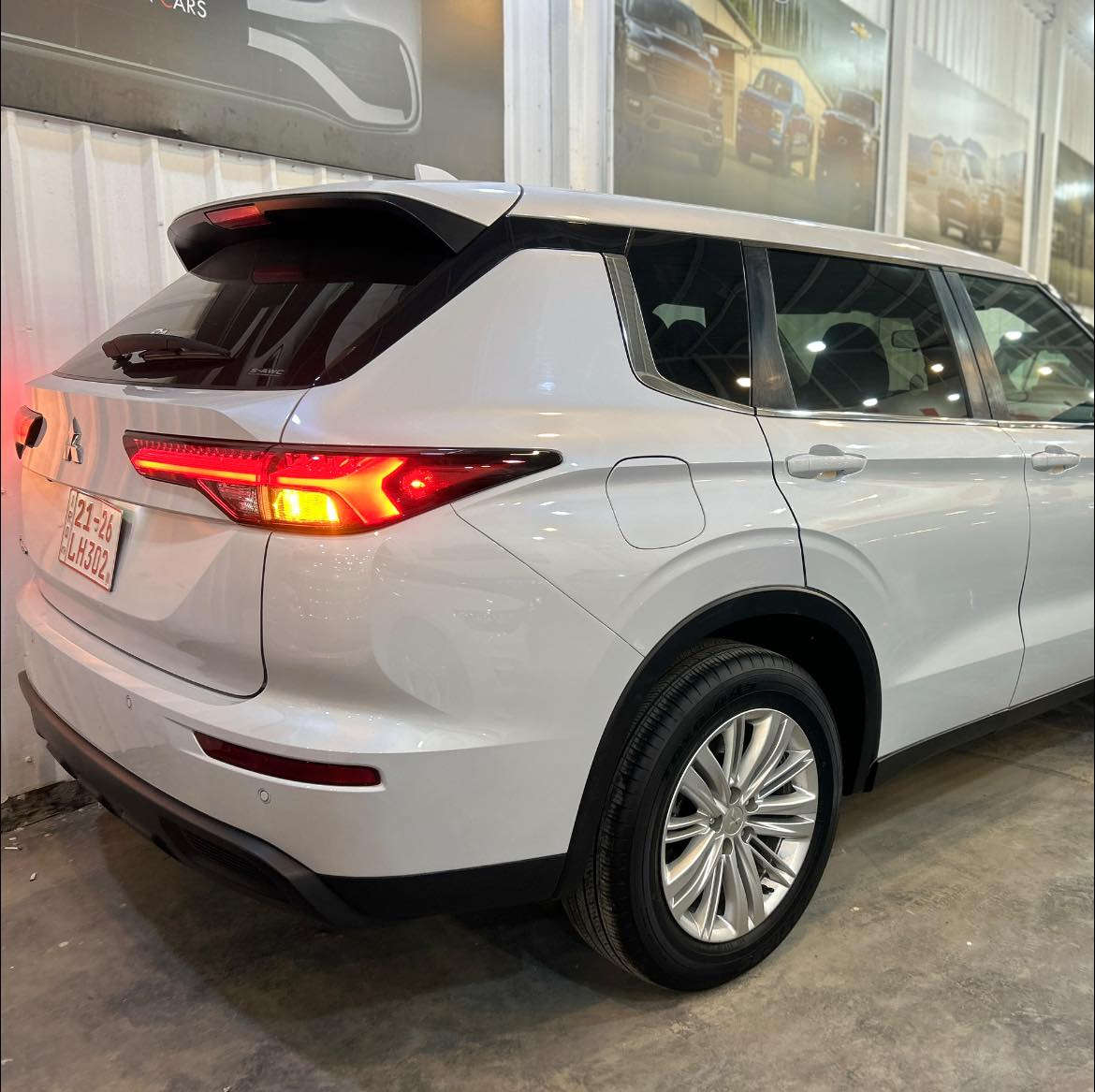 للبيع او مراوسه
MITSUBISHI 
OUTLANDER
2024
ES
2,5L
V4
5,600 MILES 

المواصفات ES 👑 ///
• محرك 4 سلندر
• سعة المحرك 2.5 لتر بنزين
• قوة 181 حصان
• عزم دوران 245 نيوتن متر تقريباً
• قير CVT أوتوماتيك
• نظام دفع رباعي  (AWD)
• أوضاع قيادة متعددة
• شاشة حجم 8 إنش
‏• Apple CarPlay
‏• Android Auto
• بلوتوث
‏• USB
• شاشة معلومات للسائق 7 إنش
• نظام صوتي 6 سماعات
• مثبت سرعة
• تحكم بالستيرنغ
• رادار أمامي (نظام منع التصادم)
• تنبيه مغادرة المسار
• نقطة عمياء
• تنبيه مرور خلفي
• حساسات خلفية
• كاميرا خلفية
• فرامل طوارئ أوتوماتيكية
• جنوط ألمنيوم 18 إنش
• مصابيح أمامية LED
• إضاءة نهارية LED
• مرايا بإشارات
• دخول ذكي
• تشغيل زر
• مكيف أوتوماتيك ثنائي المنطقة

ضرر// بابين صبغ فقط ❗️شرط فحص 
بدون دواخل ✅
شواصي سليمة 💯
بدون ايرباك ✅

 JA4J4UA84RZ065053

السعر///230$ ورقة وبيها مجال 💵

سيارة جاهز ما بيها اي نقص ✅

بوليش و حمام جديد ✅

سيارة كاتي يترقم المحافظات شمالية ✅

العنوان- كركوك 🌇

📞 0770 912 5605
