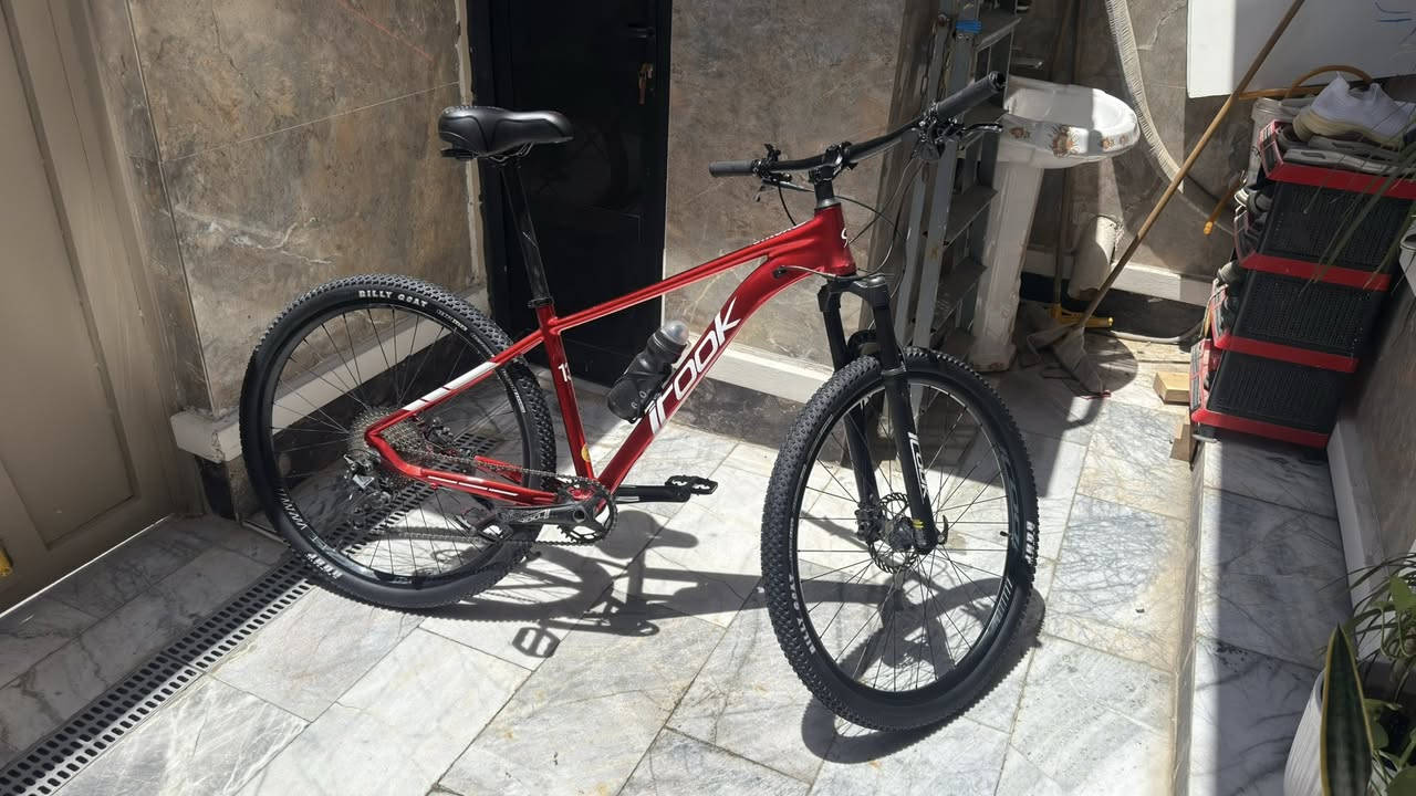 🚴‍♂️ دراجة هوائية (باسكل) itook  للبيع 🚴‍♂️
السلام عليكم شباب، باسكل itook نظيف جداً الباسكل جاهز للاستخدام مباشرة وسريع وممتاز للمشاوير اليومية والرياضة.

المواصفات:

 الماركة: itook الأصلي باللون الأحمر المميز.

 حجم الهيكل (القمة): مقاس ميديوم (M).

 الإطارات: بحالة ممتازة ونقشة واضحة وثابتة على الطريق 29 

 الفرامل: ديسك بريك أمامي وخلفي لقوة كبح ممتازة.

📍 المكان: بغداد / الشعب/ شارع الصحة  

رقمي : *********** 

السعر 260 الف
