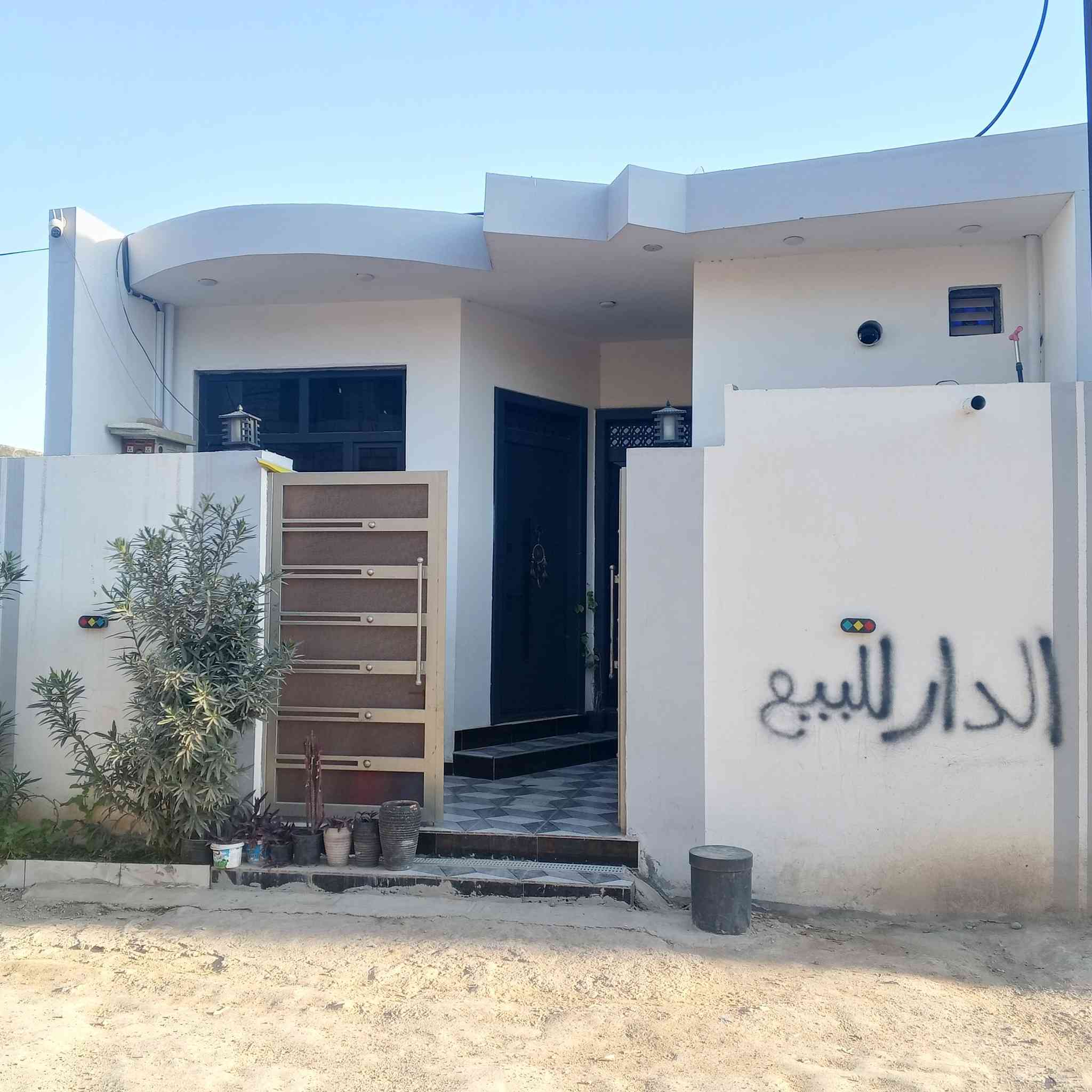 دار للبيع  المساحه100متر طابو زراعي  طابق يحتوي على مطبخ و صاله واستقبال وغرفه نوم وصحيات الموقع دور القظات شارع أسواق الغدير  ***********
