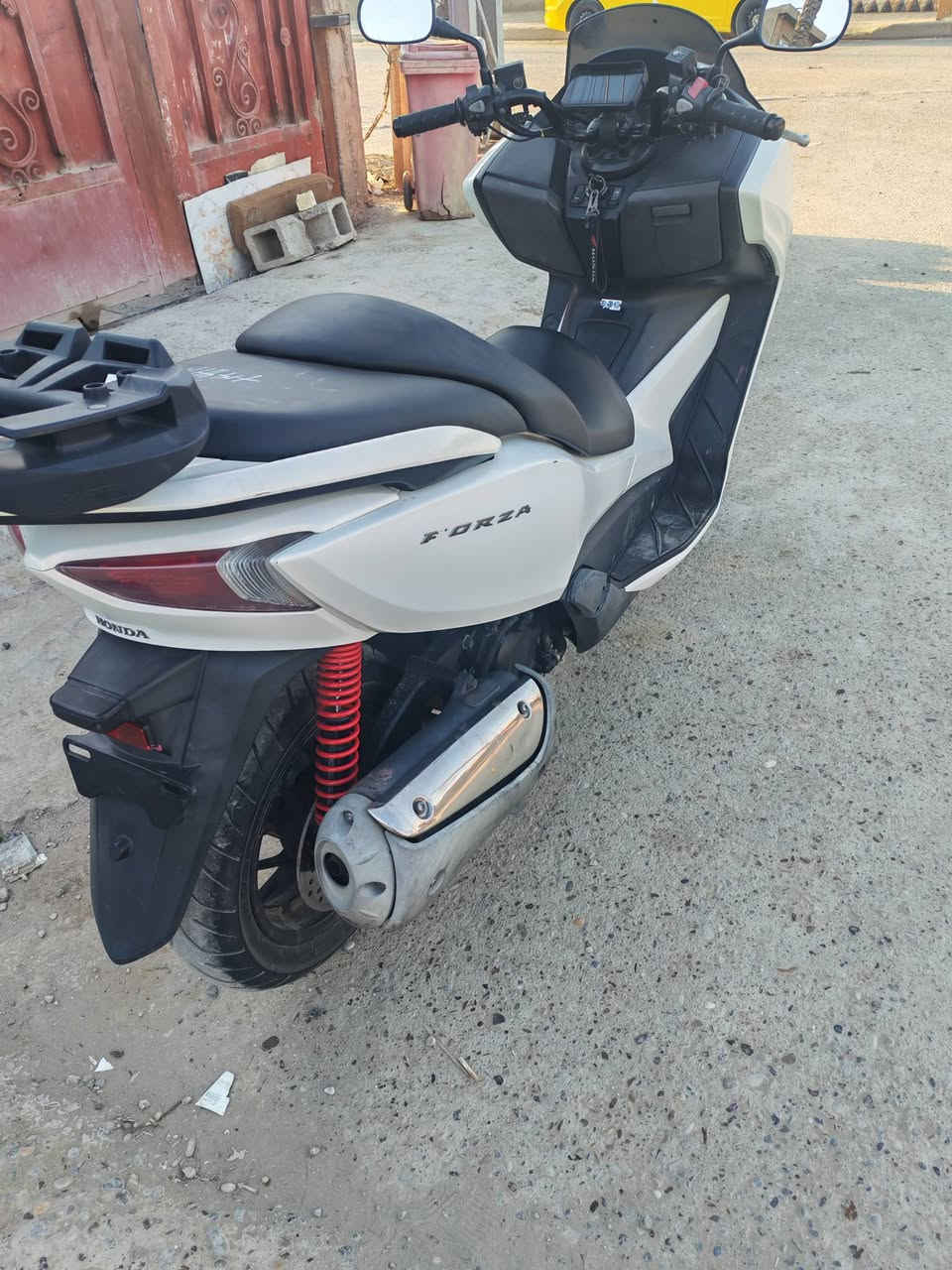 سلام عليكم فورزه للبيع السعر ١٦ورقه وبيهه مجال الدراجه رمبه ماشيه ٣٦الف جديده مكاني حي أور سبع قصور ***********
