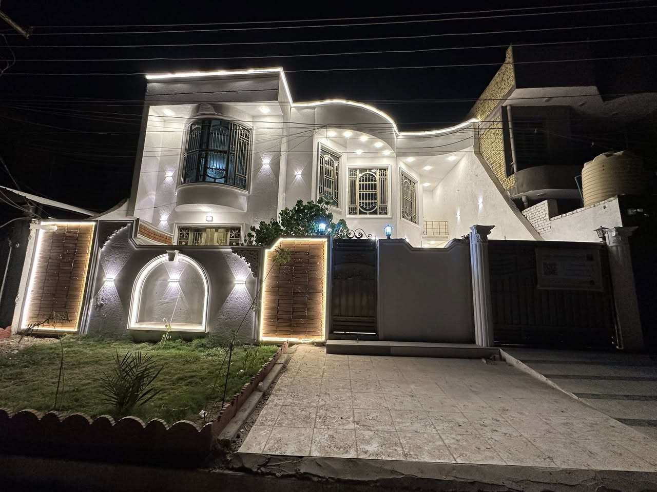 🏡 دار سكن حديث للبيع
📍 العنوان: حي الصادق – مجاور مدرسة لارسا الأهلية وعلى ساحة

✨ المساحة: 250 م²
🔹 تصميم عصري يضمن الراحة والخصوصية

🔸 5 غرف نوم 🛏️
🔸 صالتين
🔸 استقبال أنيق للضيوف
🔸 مطبخ عملي
🔸 حمامات متكاملة 🛁
🔸 كراج سيارة 🚗
🔸 حديقة جميلة 🌿

💰 السعر: (علق تم 🤝 )

📞 للتواصل والاستفسار:
الدناني للعقار
📍 الشطرة – تقاطع جليل فضيل
📱 ***********
***********
***********
