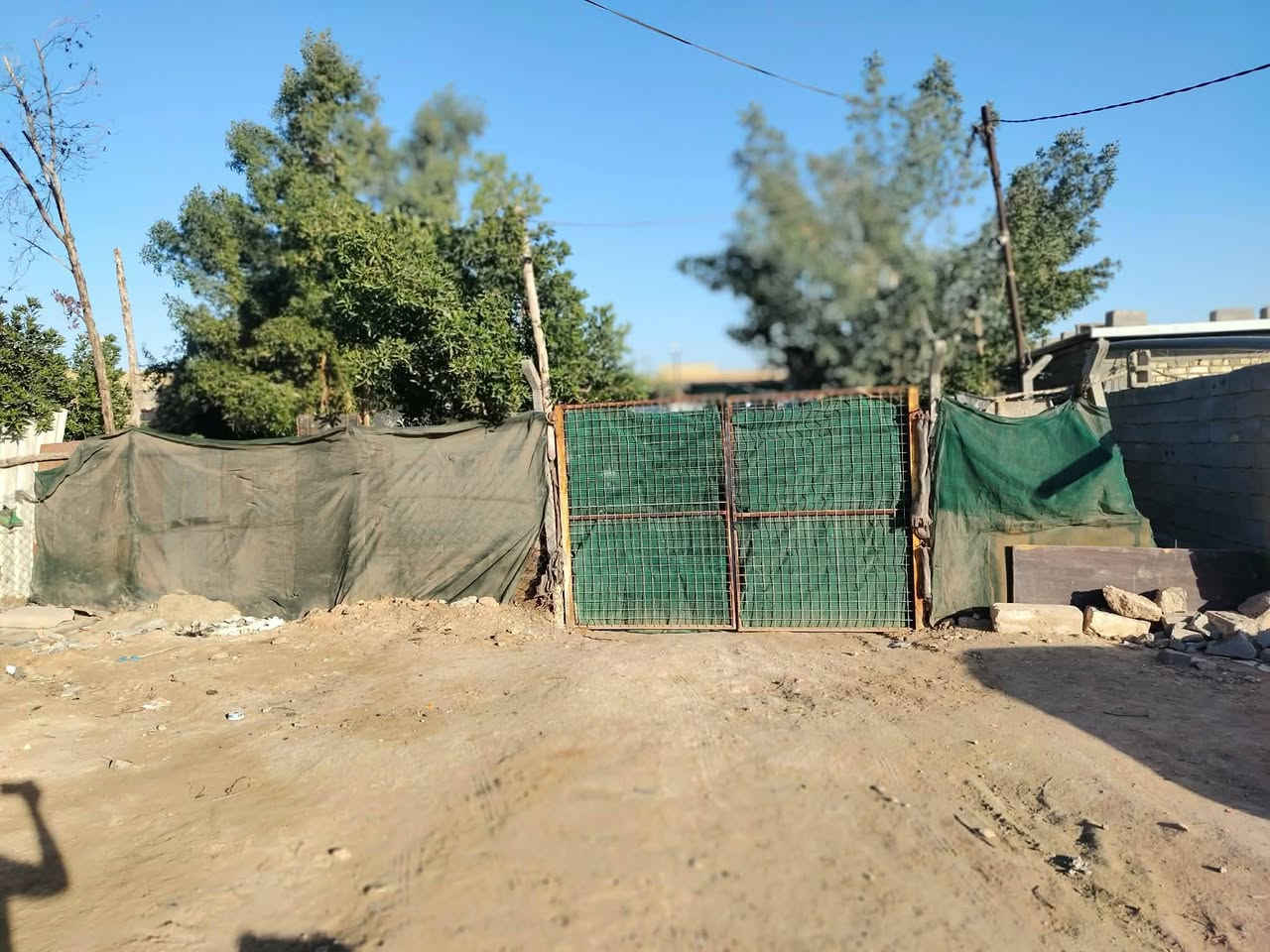 السلام عليكم ورحمة الله وبركاتة 
بيت تجاوز للبيع مساحة 200متر يحتوي على براني 4×6 وصالة 5×7وغرفتين نوم 4×3 ومطبخ 3×2 وصحيات داخلية وخارجية وكذلك يحتوي على مناور عدد 2 البيت جاهز من كلشي كهرباء مولدة عنوانه بالديوانية حي العسكري الصدر الثالث خلف المركز الصحي
سعر 10ملايين وبيه مجال 
الرقم ***********
