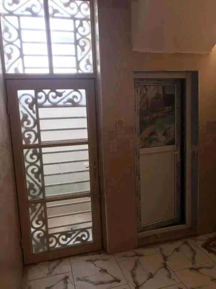 (ع..143 )
بيت للايجار  (50 متر) حي النداء شارع المجمعات عمود 54 خلف علوة تفاحه 
سعر الايجار 175 الف 
يحتوي على طابق واحد 
غرفه.  مطبخ   صاله   صحيات


**إذا كنت صاحب هذا الإعلان وتريد حذفه لأي سبب، رجاءا أرسل رسالة إلى الدعم الفني**