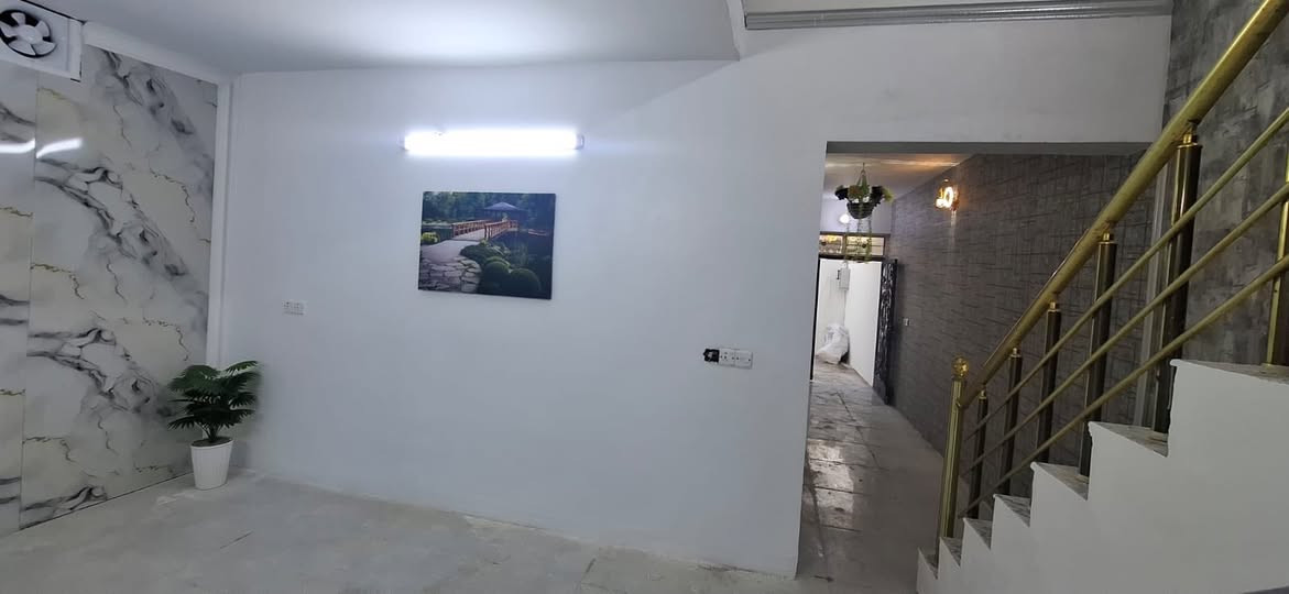 دار للبيع زراعي  مساحه 120 متر مربع البيت صفر  الموقع حي الجامعه شارع عبد الرحمان  السعر 47 مليون. للتصال ***********
