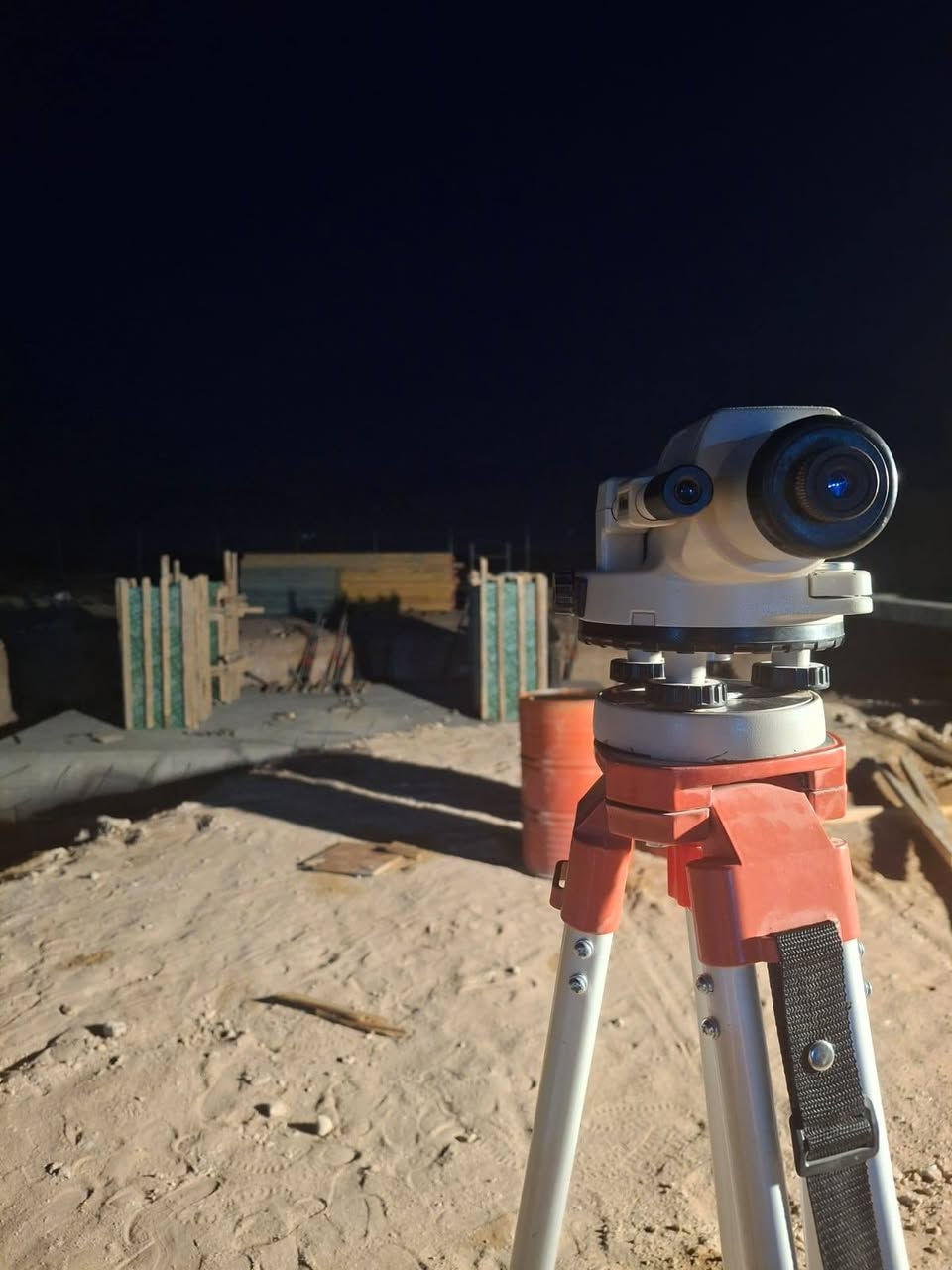 السلام عليكم ورحمة الله وبركاته مستعدون لتنفيذ كافة اعمال المساحة تقسيم اراضي شوارع مجاري بنية تحتية ابراج كهرباء دور مجمعات سكنية للتواصل *********** واتساب
