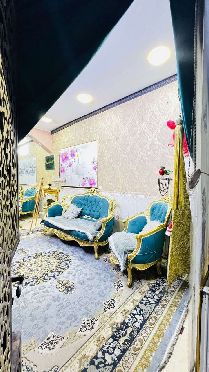 السلام عليكم
بيت للبيع مساحة 150 م طابقين بناء جديد سنة 2020 
خمس غرف + استقبال + صالة كبيرة + مطبخ حار وبارد حمام عدد 2 صحيات عدد 2
منطقة الرئاسة شارع 20 بالمربع الأول قرب علوة بغداد
للتواصل ***********
***********
